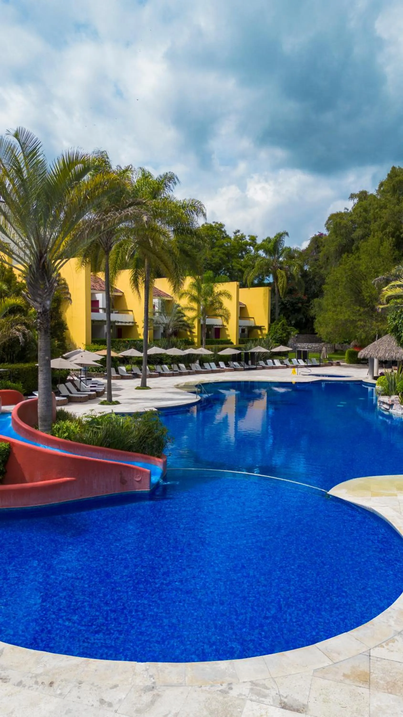 Swimming pool in Hotel Rancho San Diego Grand Spa Resort