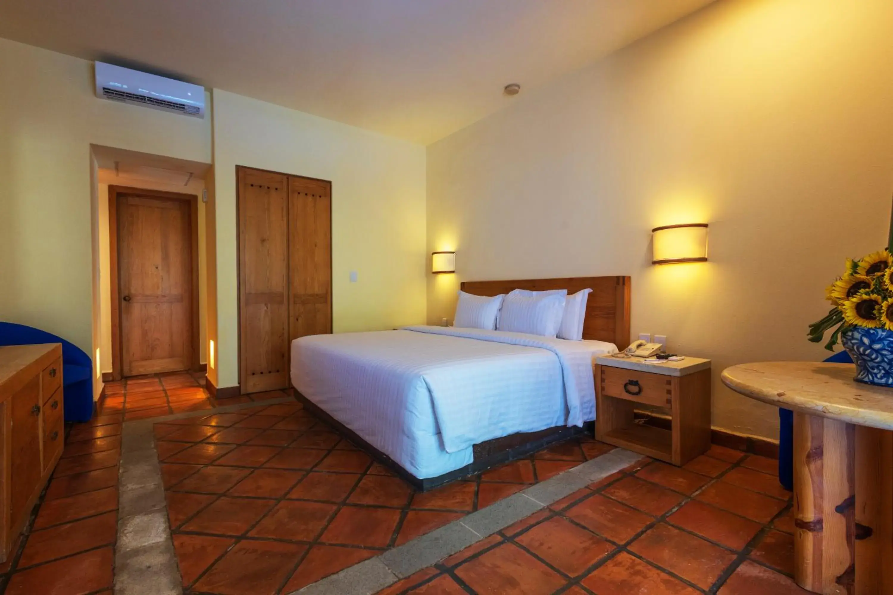 Deluxe Queen Room in Hotel Rancho San Diego Grand Spa Resort Deluxe Queen Room in Hotel Rancho San Diego Grand Spa Resort