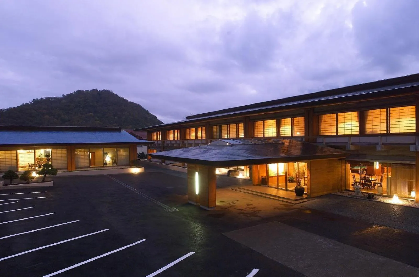 Facade/entrance in Shikotsuko Daiichi Hotel Suizantei