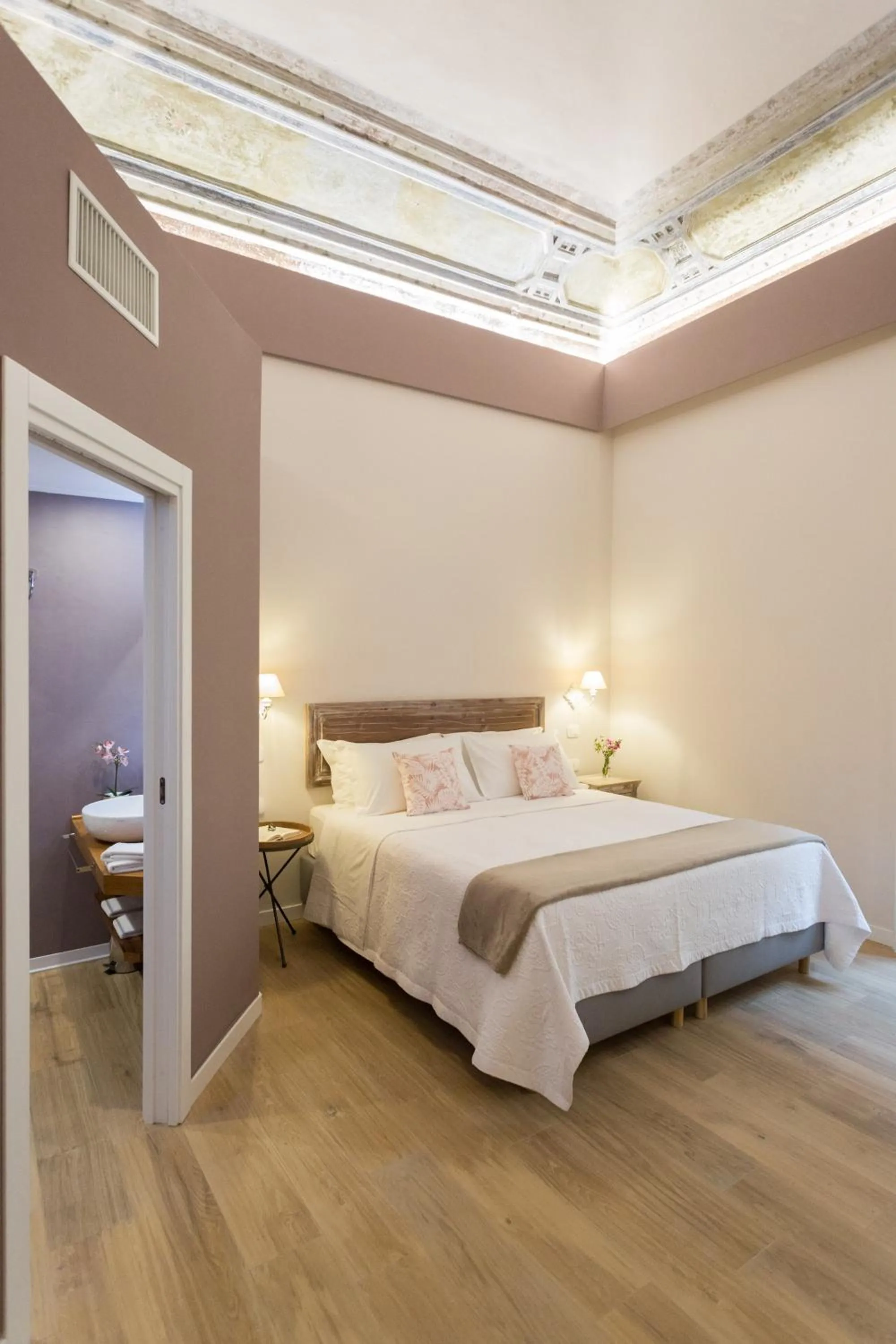 Decorative detail, Bed in Bellaroto Suite & SPA