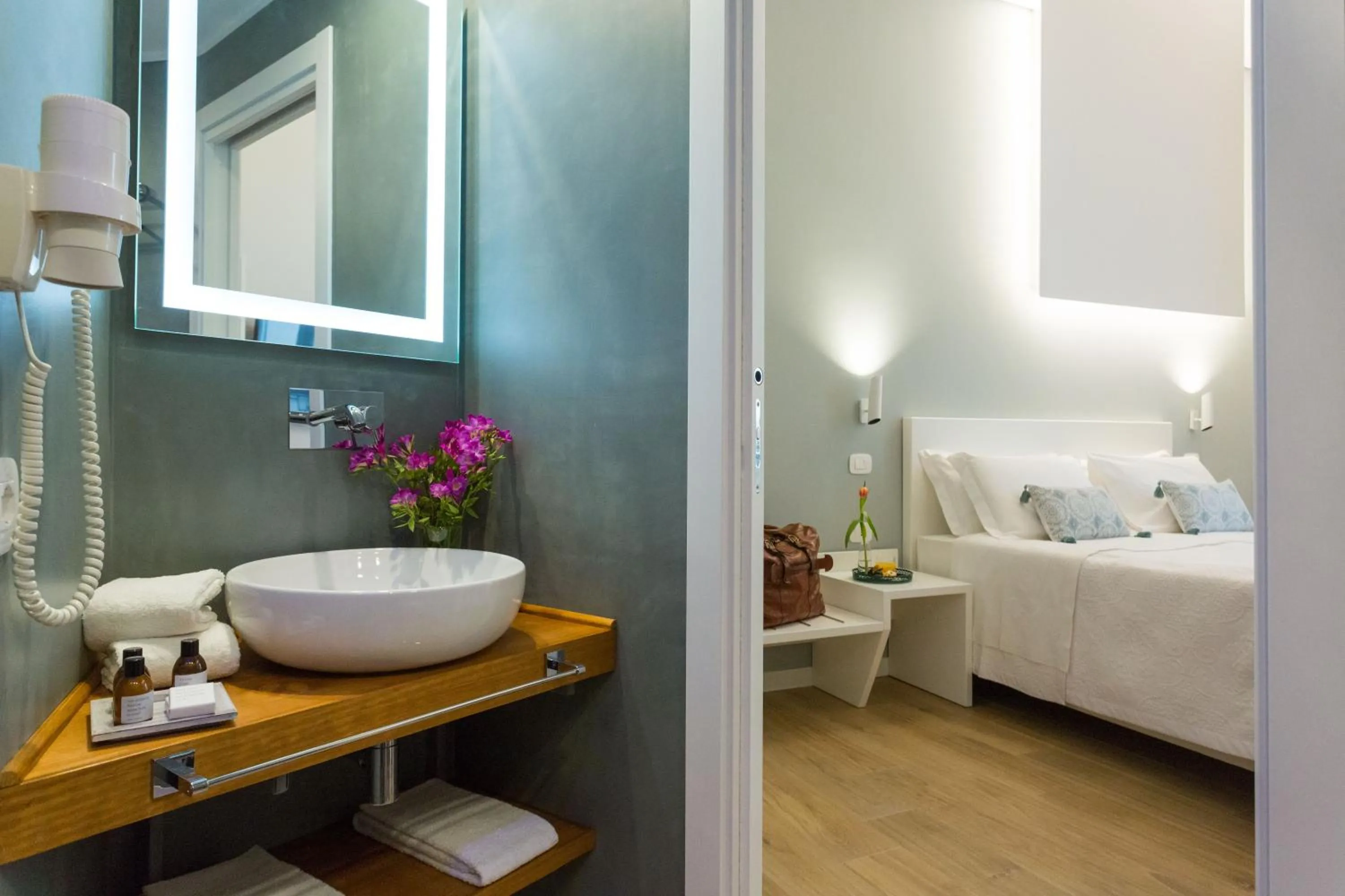 Toilet, Bed in Bellaroto Suite & SPA