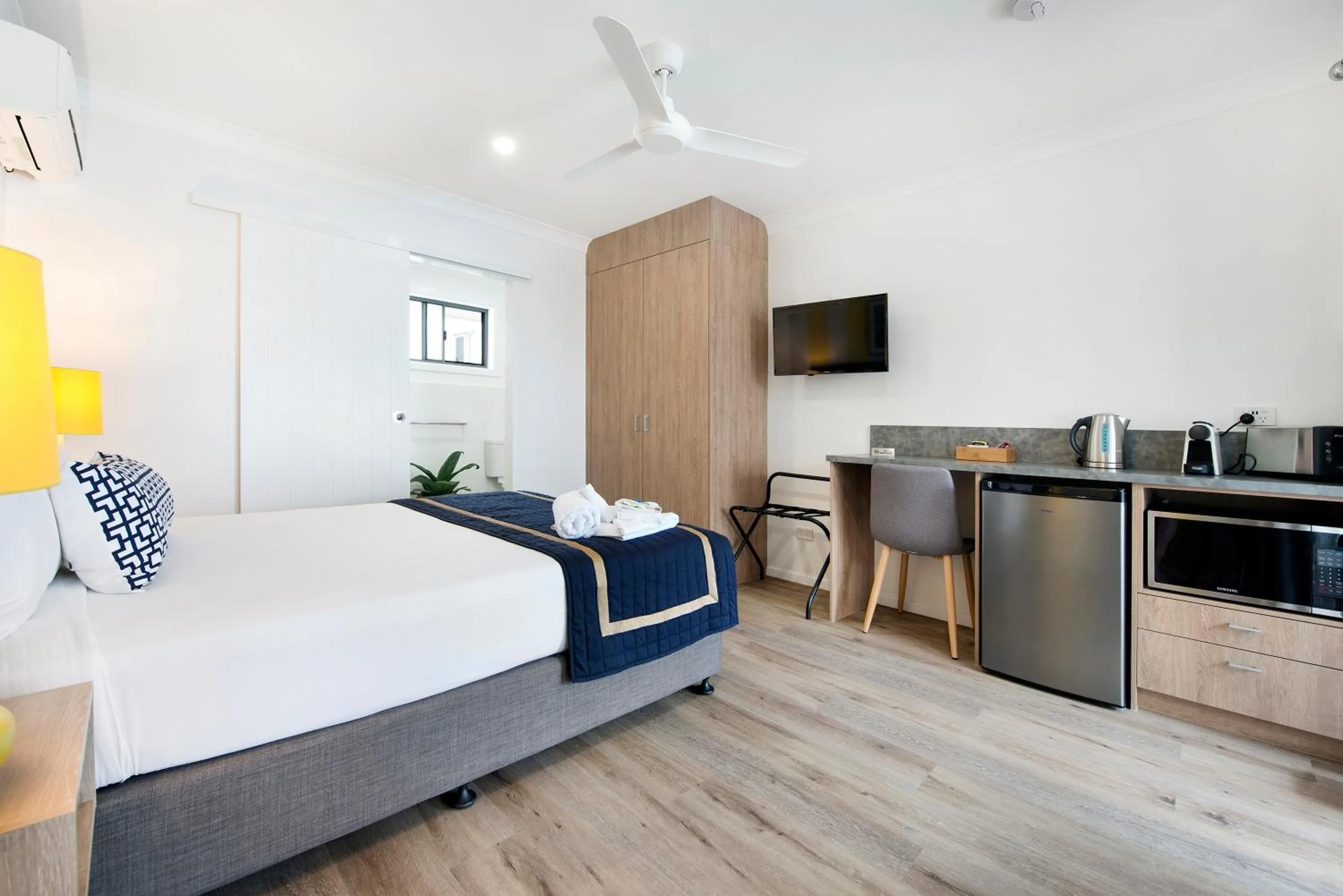 Photo of the whole room, Bed in Blue Heron Boutique Motel