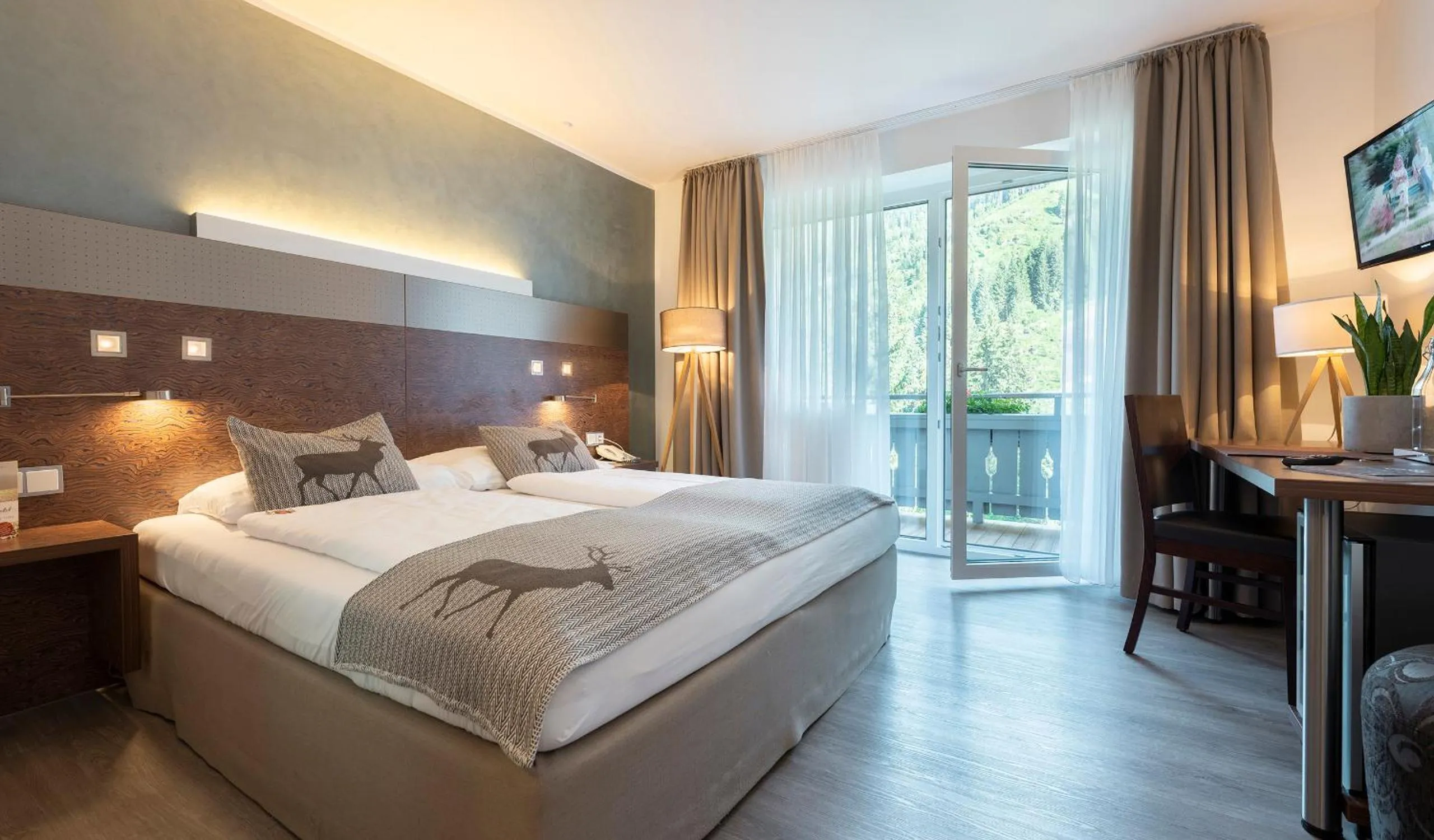 Bed in Hotel Residenz Hochalm - SKI IN -SKI OUT