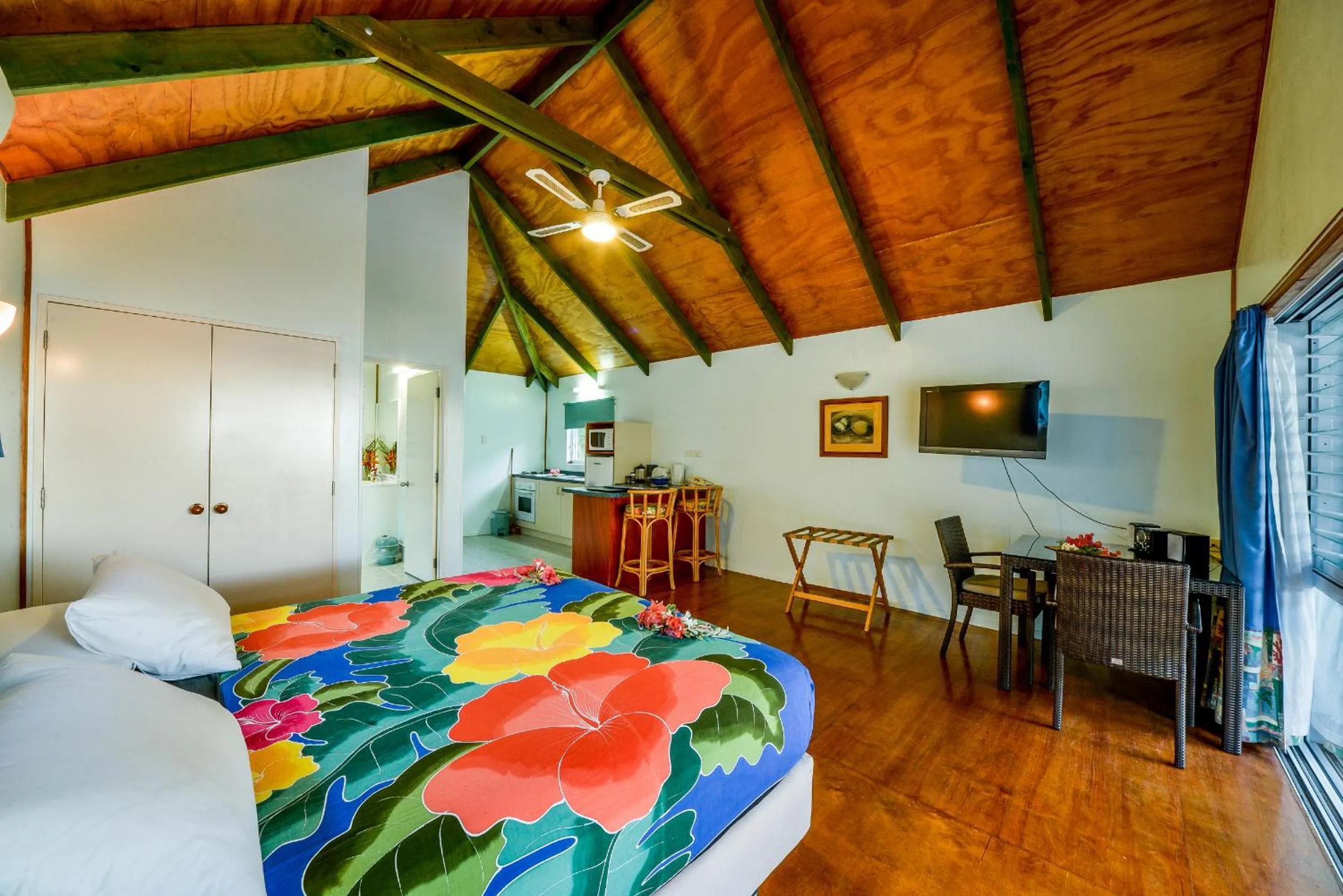 Photo of the whole room, Bed in Palm Grove