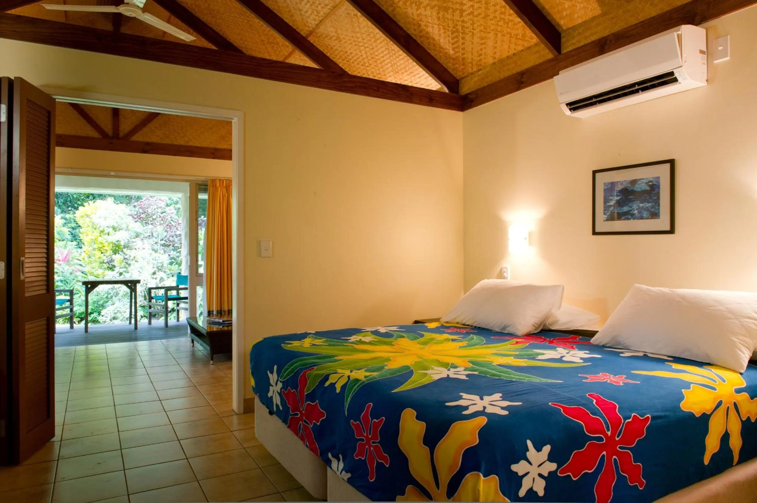 Facade/entrance, Bed in Palm Grove