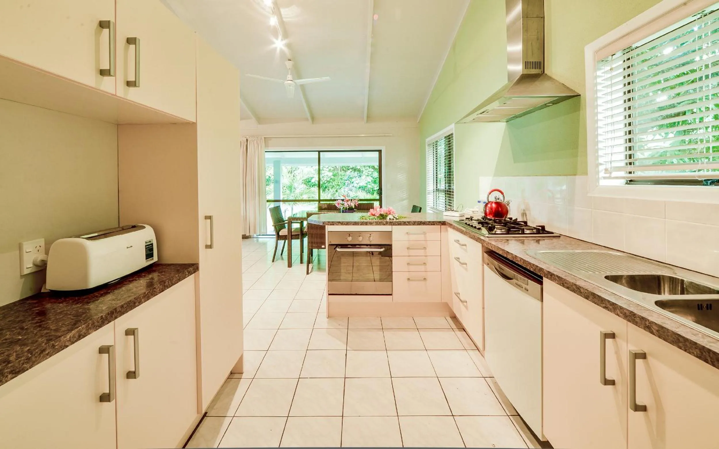 Kitchen or kitchenette in Palm Grove