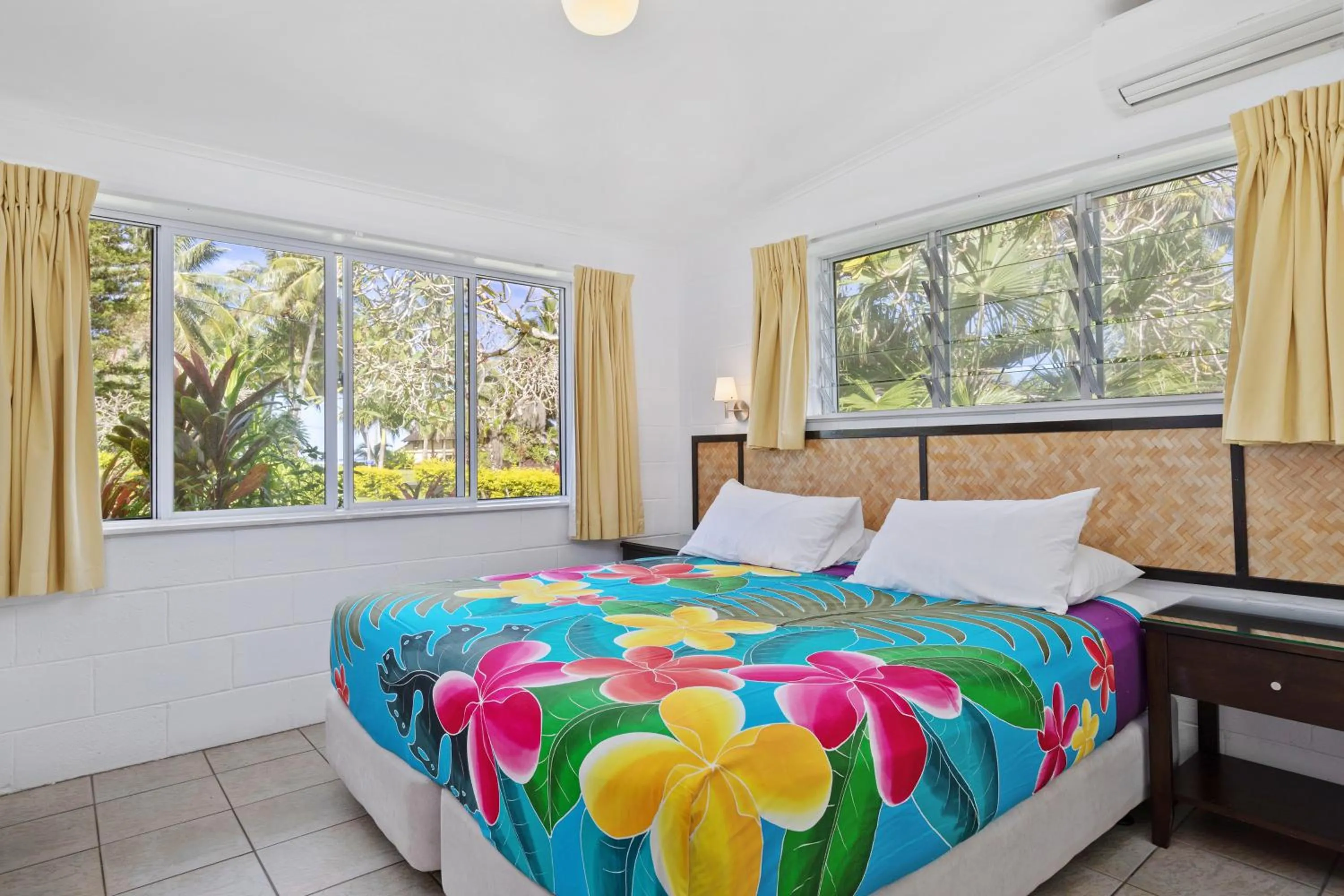 Bedroom, Bed in Palm Grove