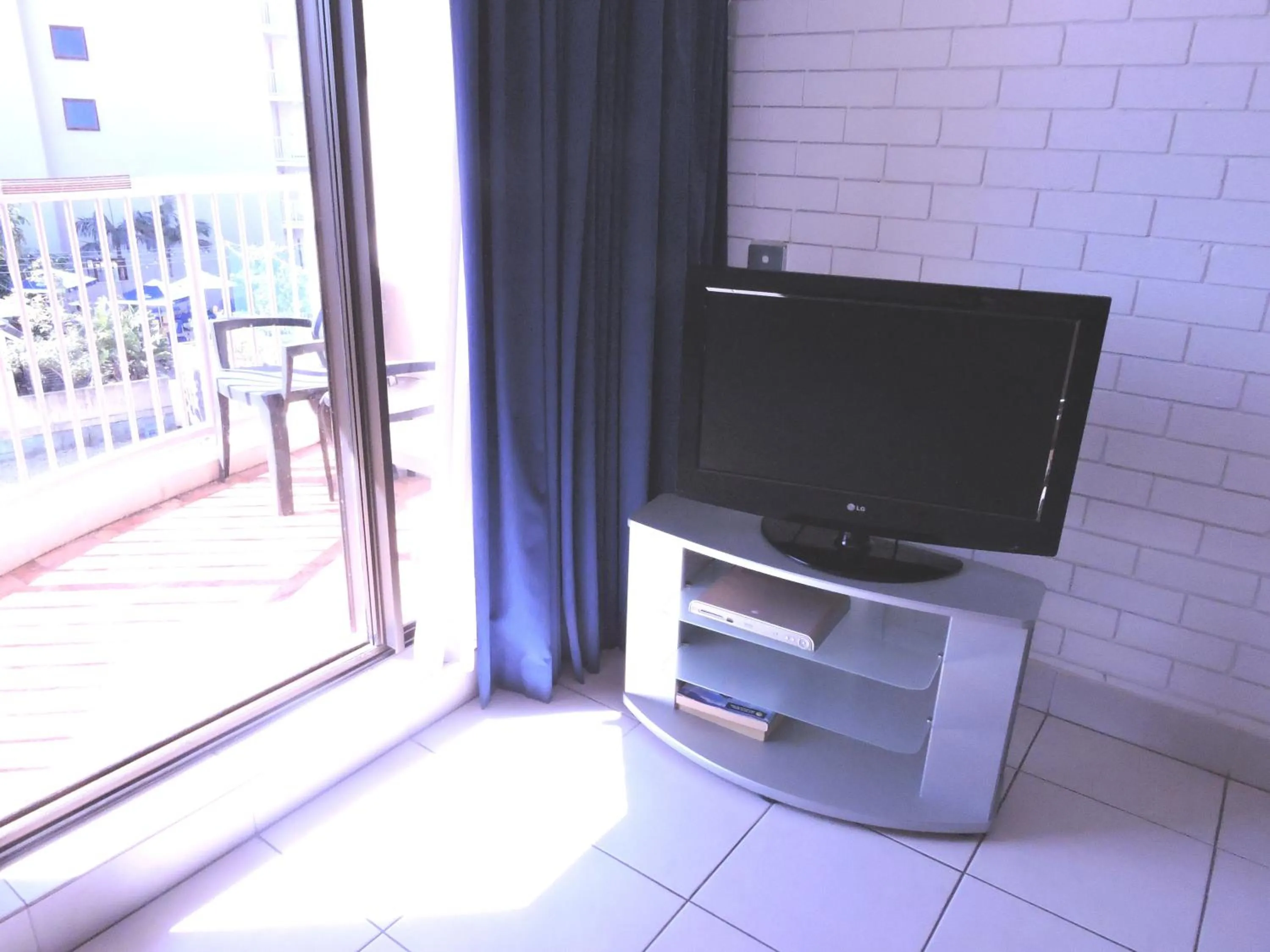 TV and multimedia in Broadbeach Travel Inn Apartments