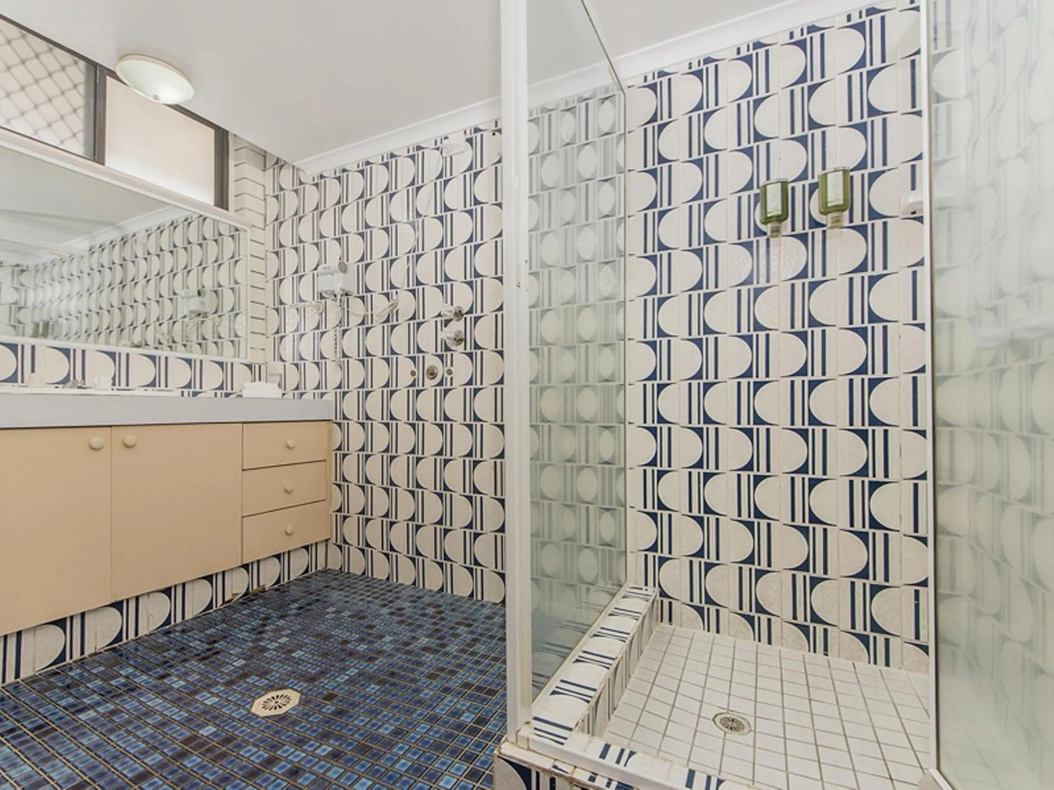 Shower in Broadbeach Travel Inn Apartments