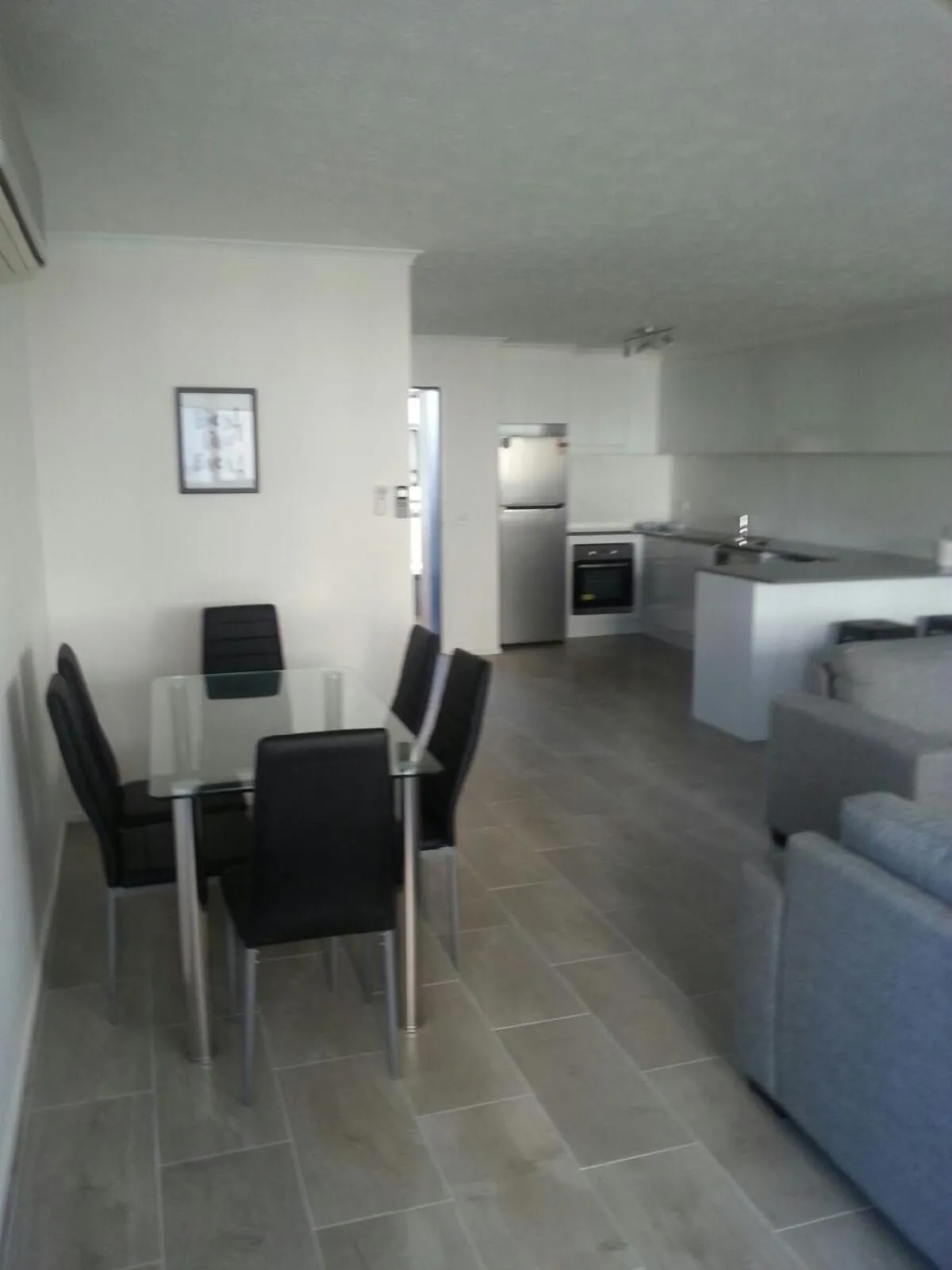 Dining area in Broadbeach Travel Inn Apartments