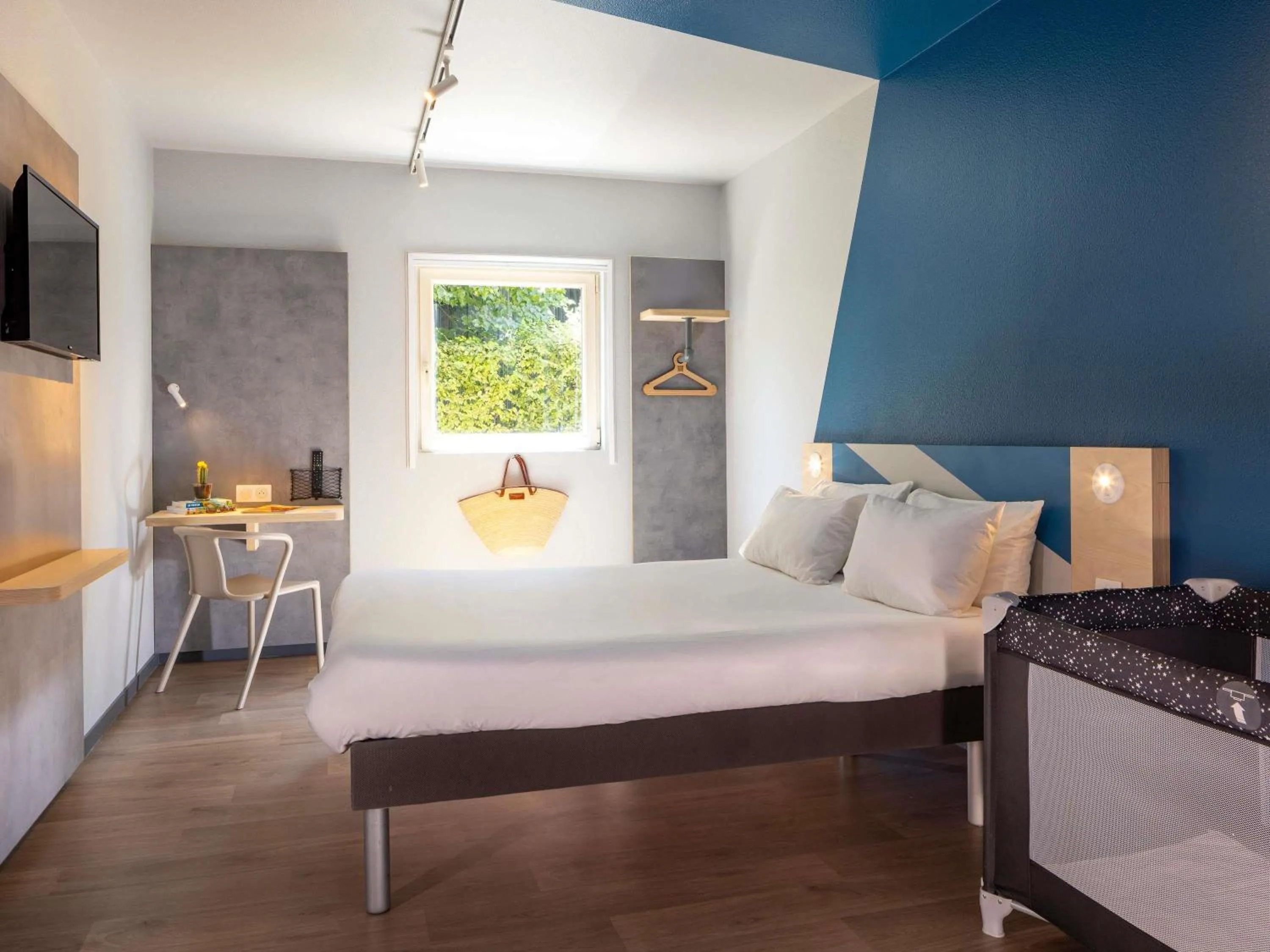 Bedroom, Bed in ibis budget Bourg en Bresse