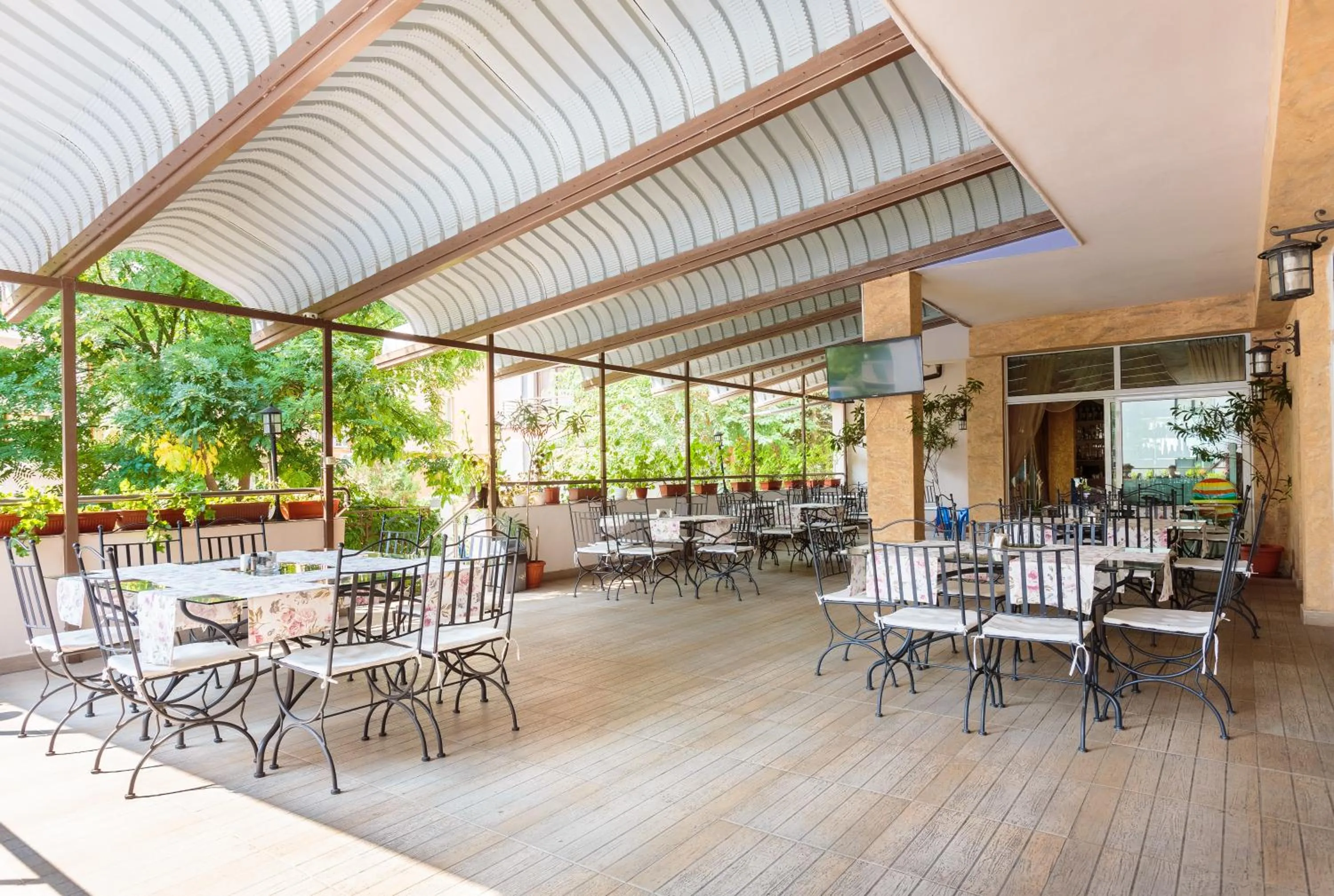 Restaurant/places to eat in Flagman Hotel