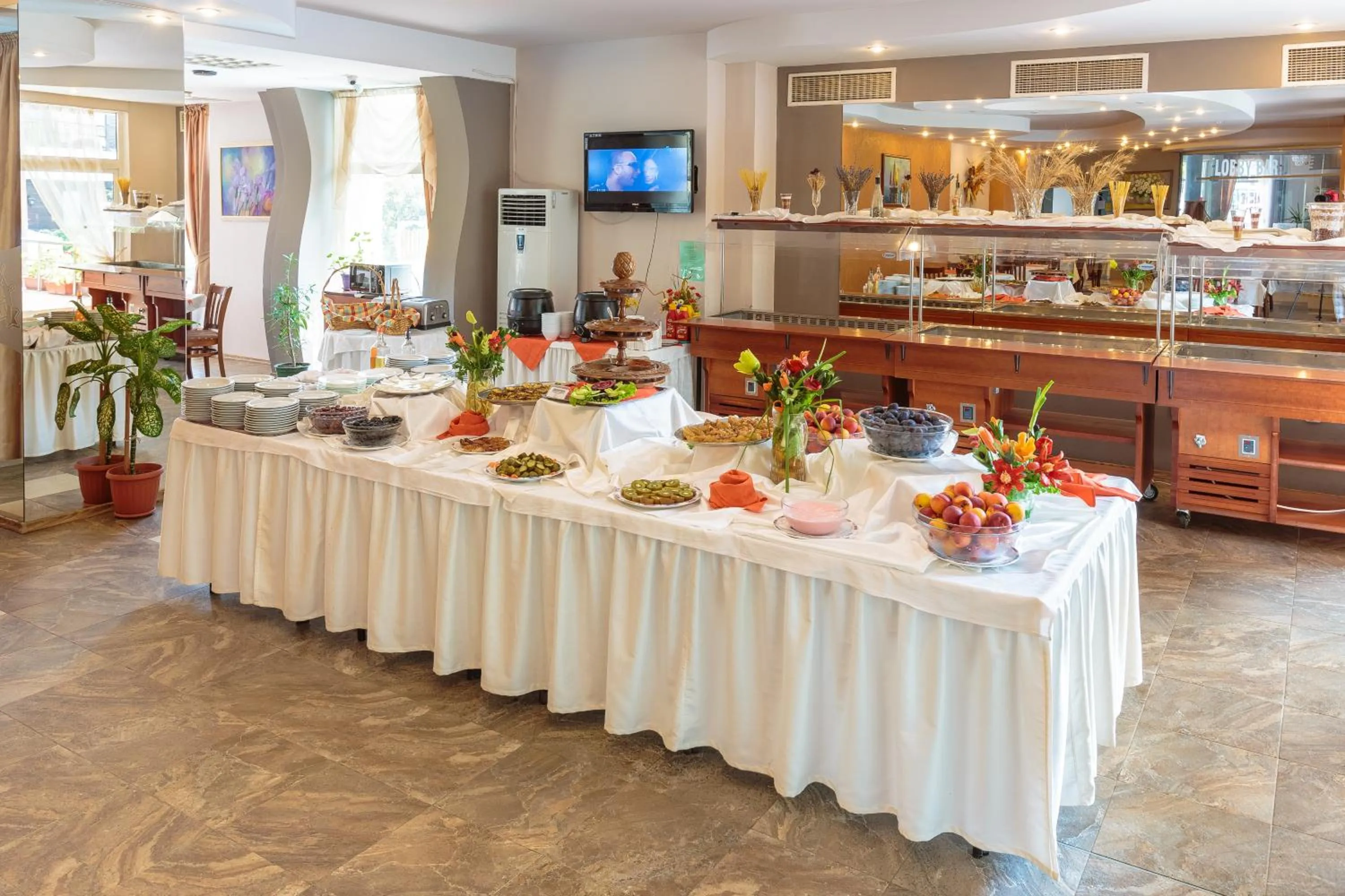 Restaurant/places to eat in Flagman Hotel