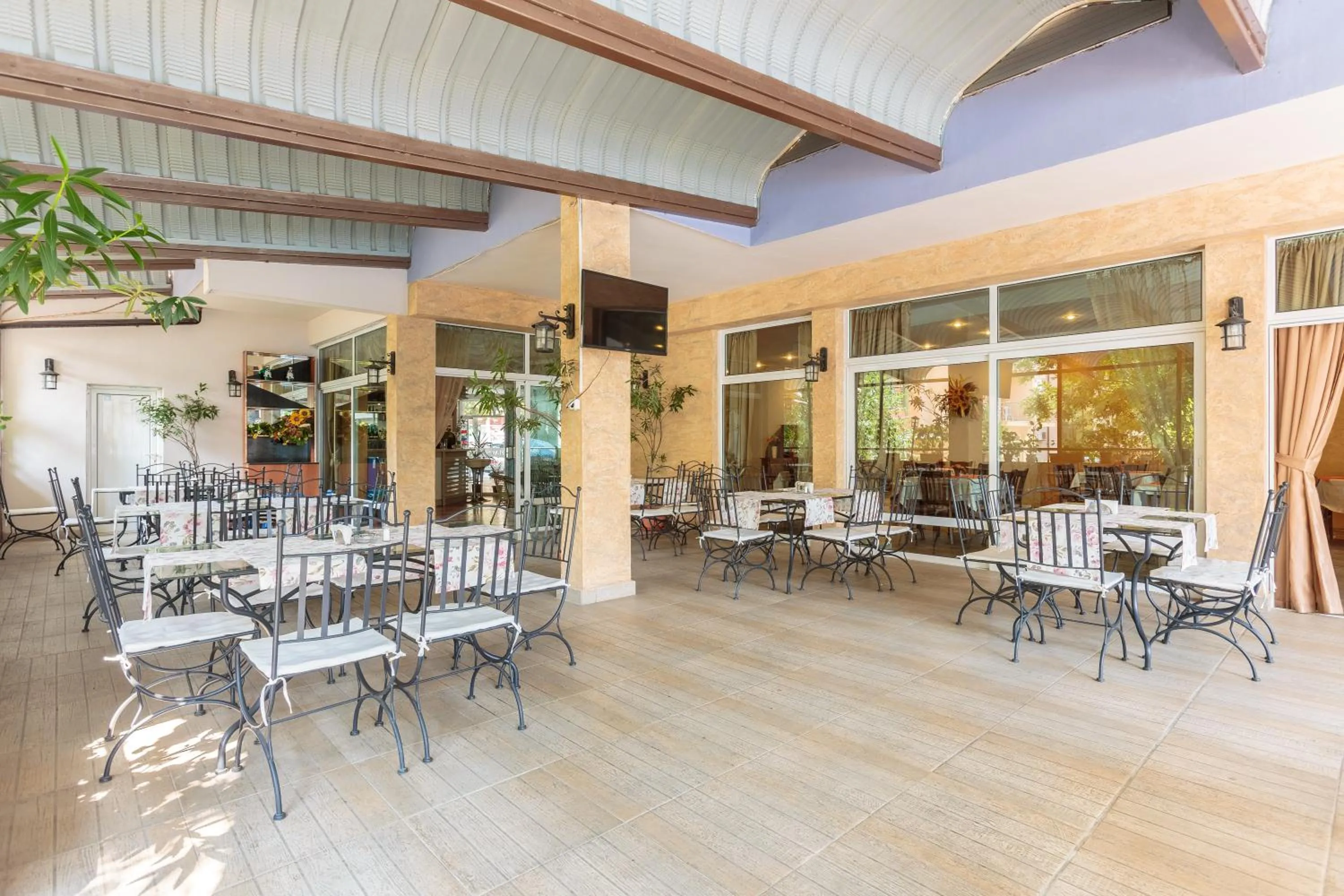 Restaurant/places to eat in Flagman Hotel