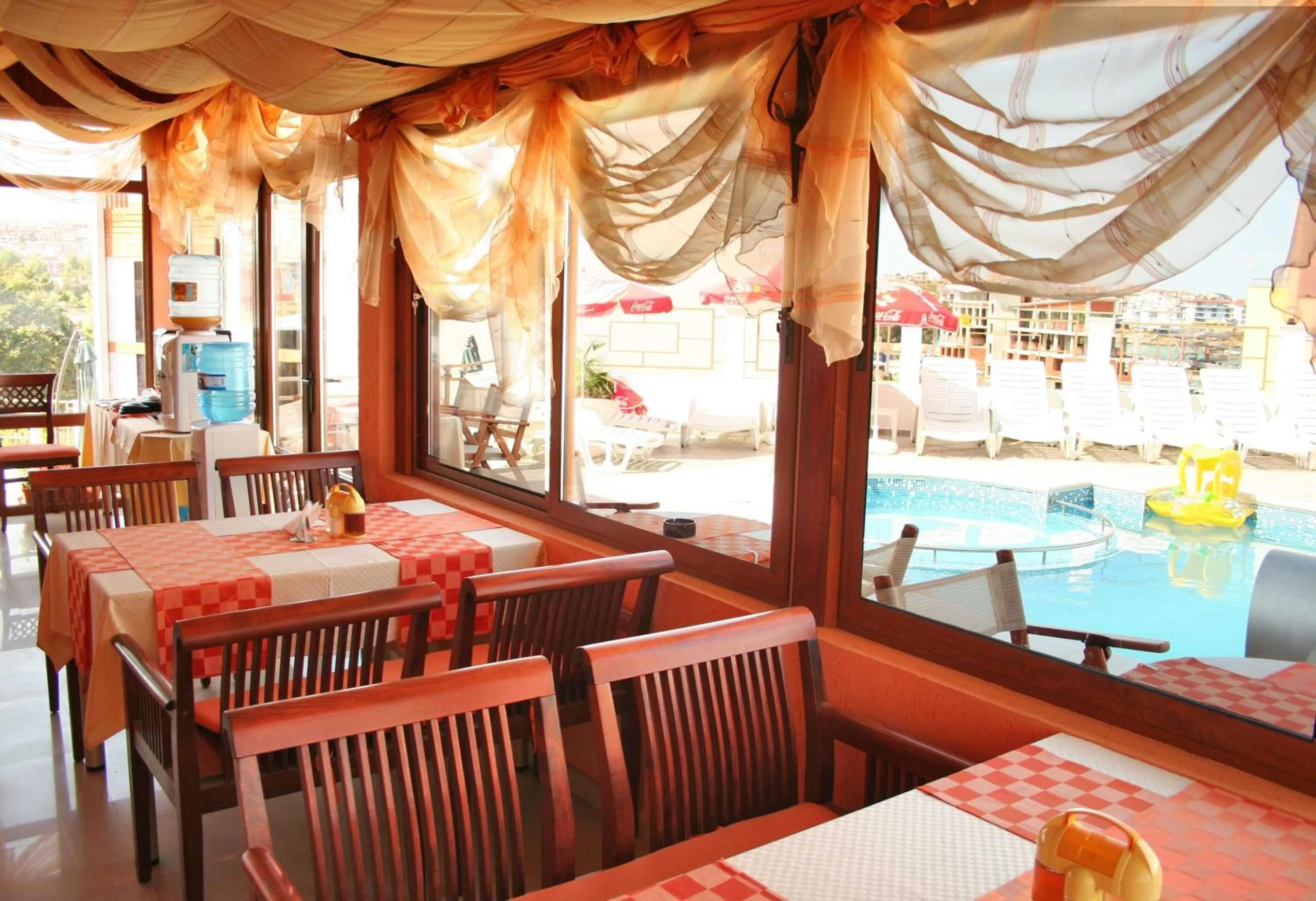 Restaurant/places to eat in Hotel Apolis