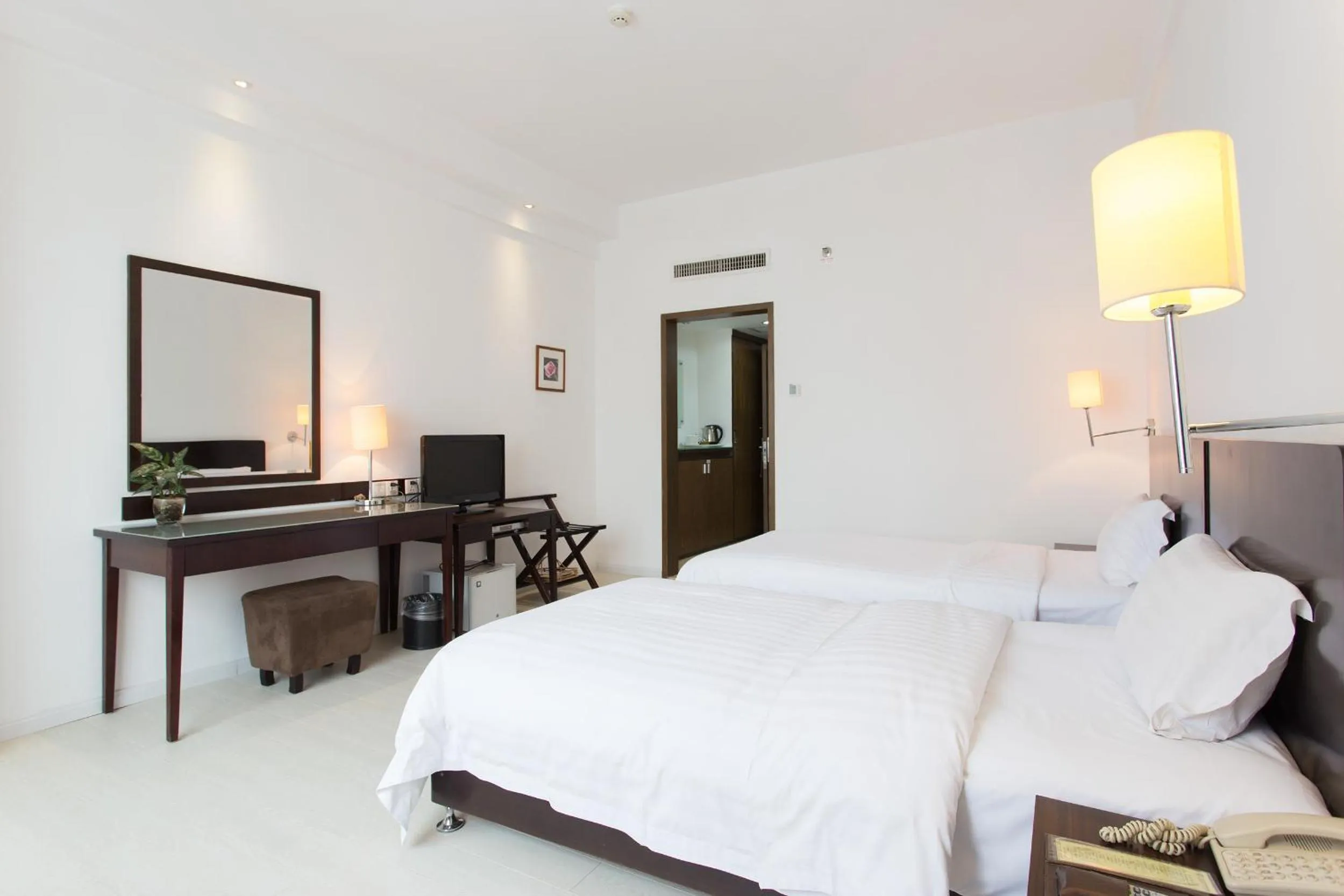 Photo of the whole room in Zhuhai Special Economic Zone Hotel