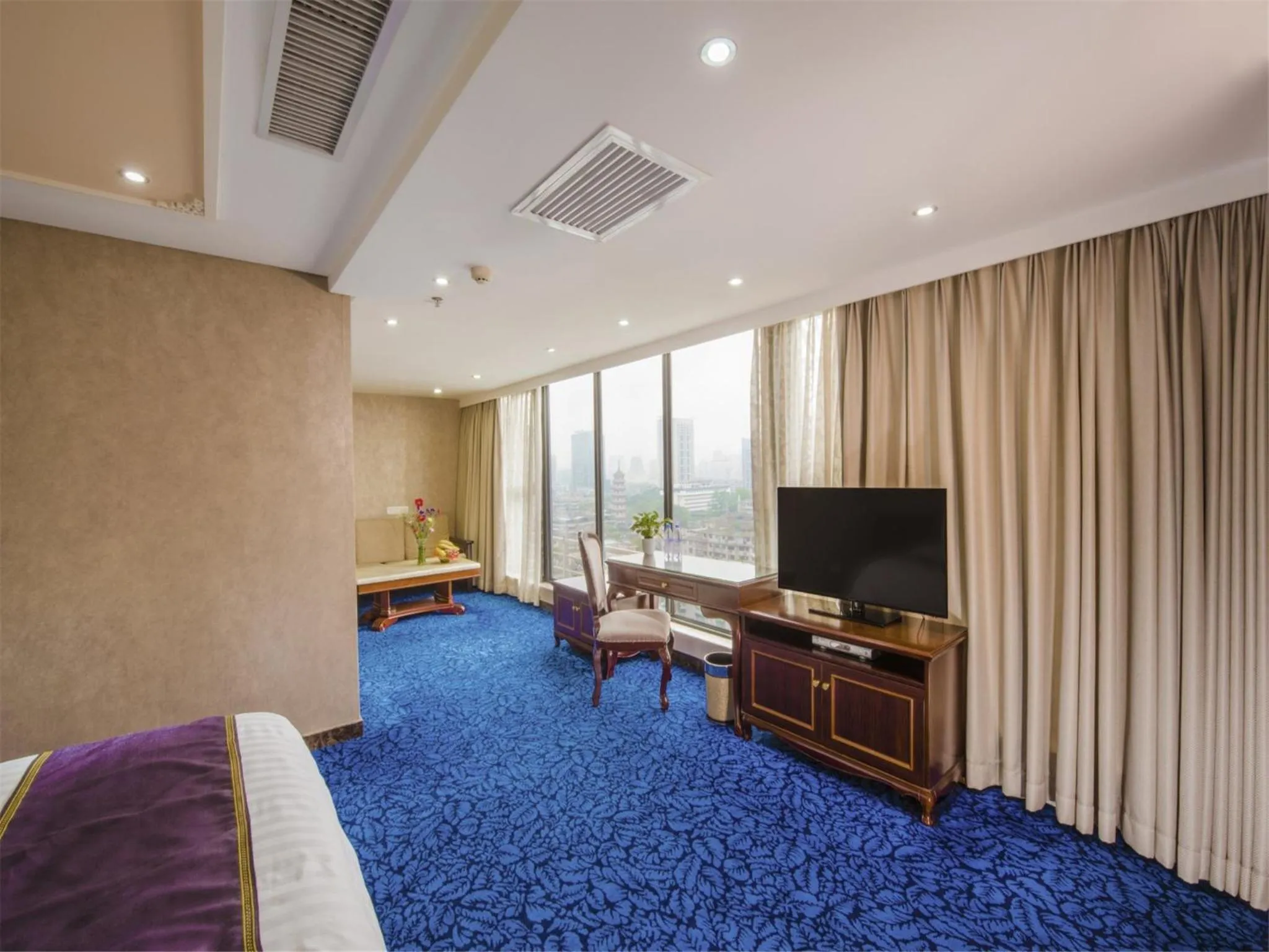 Bedroom, TV/Entertainment Center in Zhuhai Special Economic Zone Hotel
