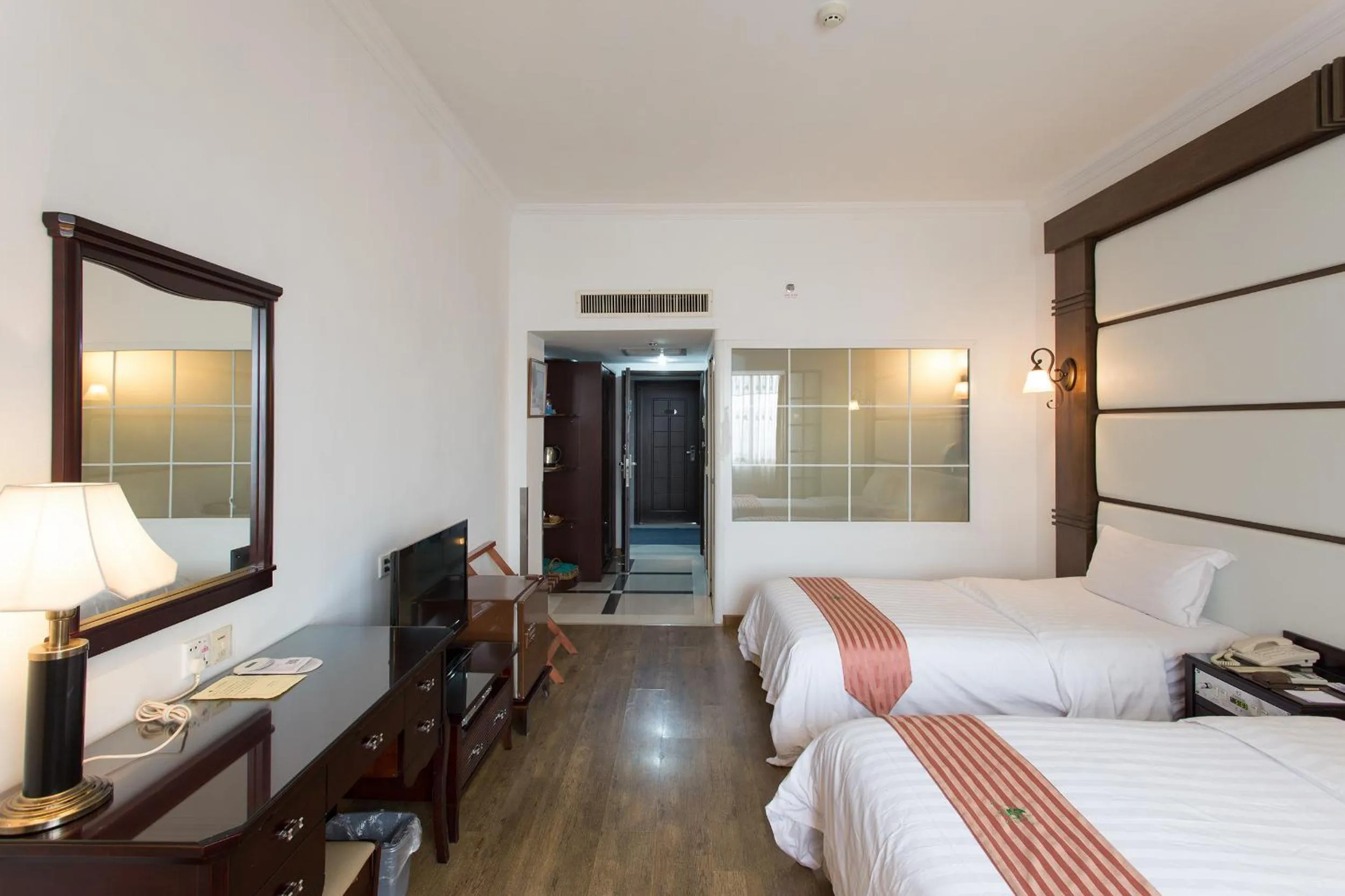 Photo of the whole room in Zhuhai Special Economic Zone Hotel