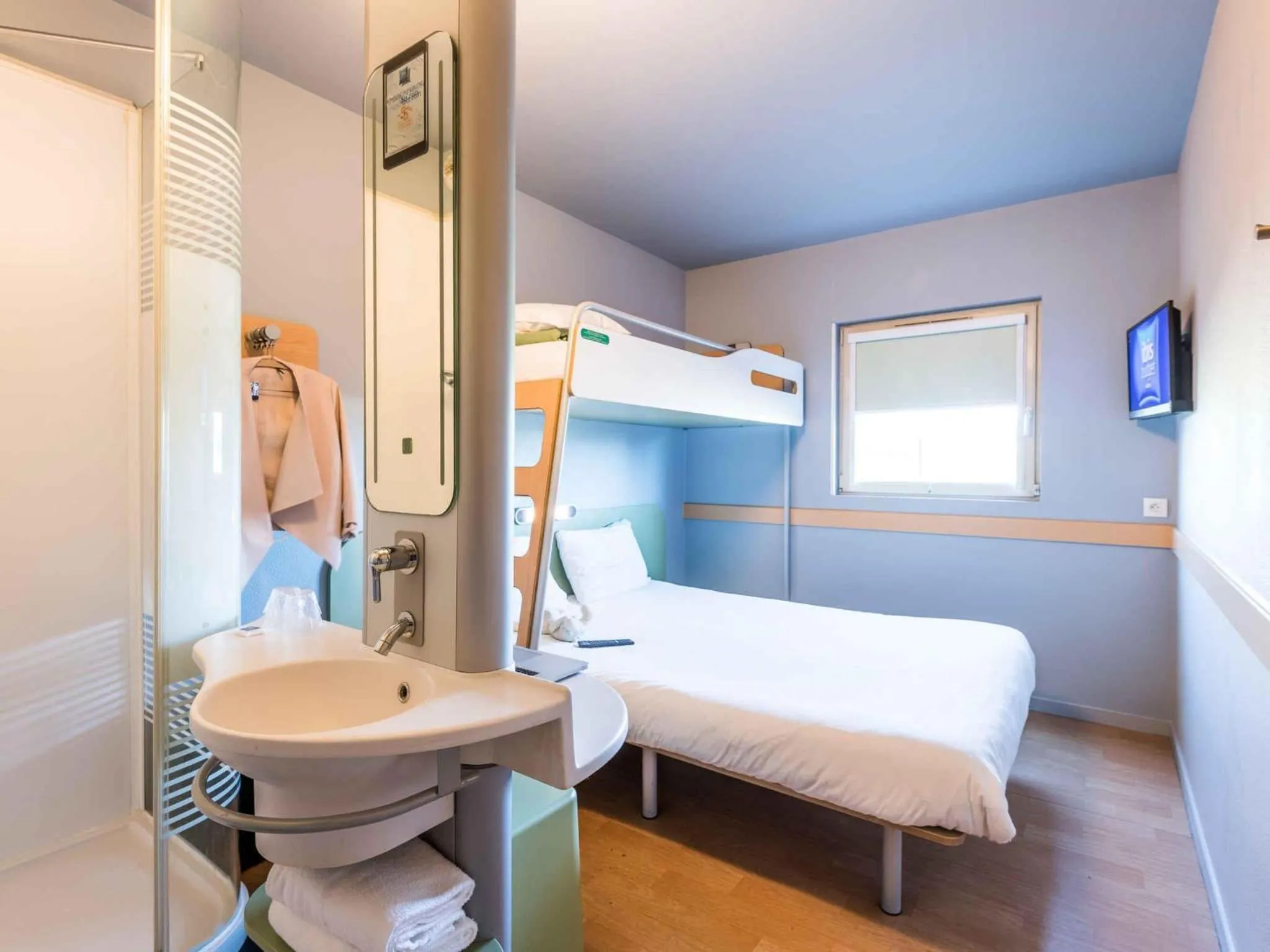 Bedroom, Bed in ibis budget Amberieu en Bugey/Chateau Gaillard A42