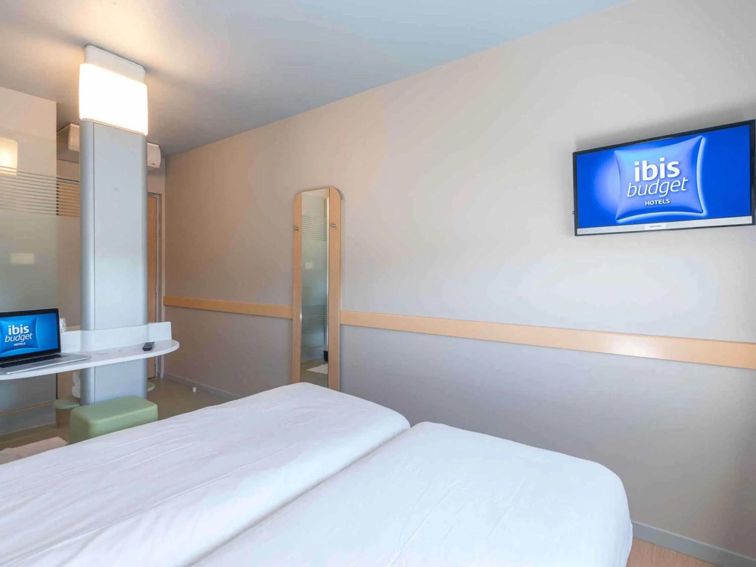 Bedroom, Bed in ibis budget Amberieu en Bugey/Chateau Gaillard A42