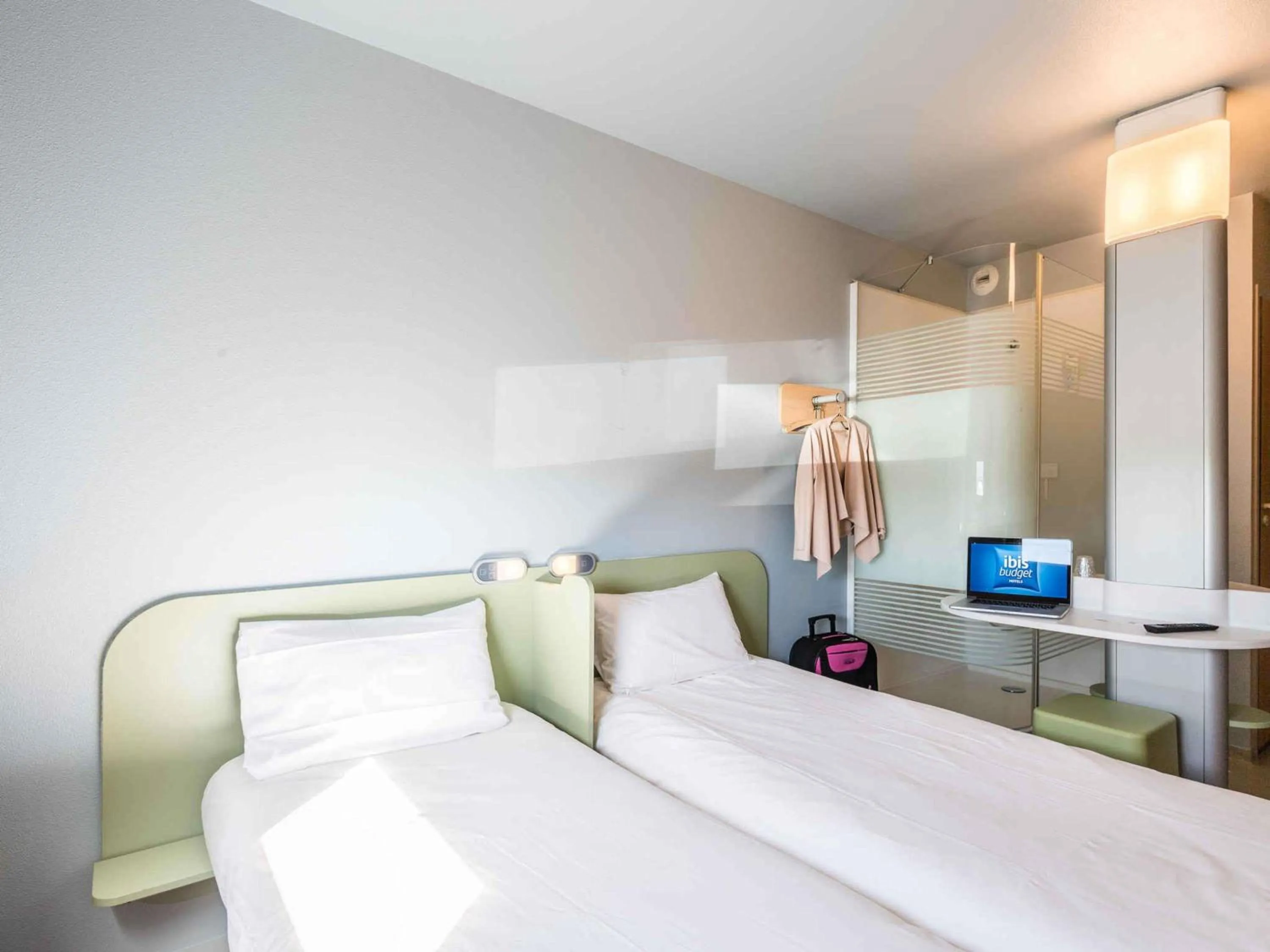 Bedroom, Bed in ibis budget Amberieu en Bugey/Chateau Gaillard A42