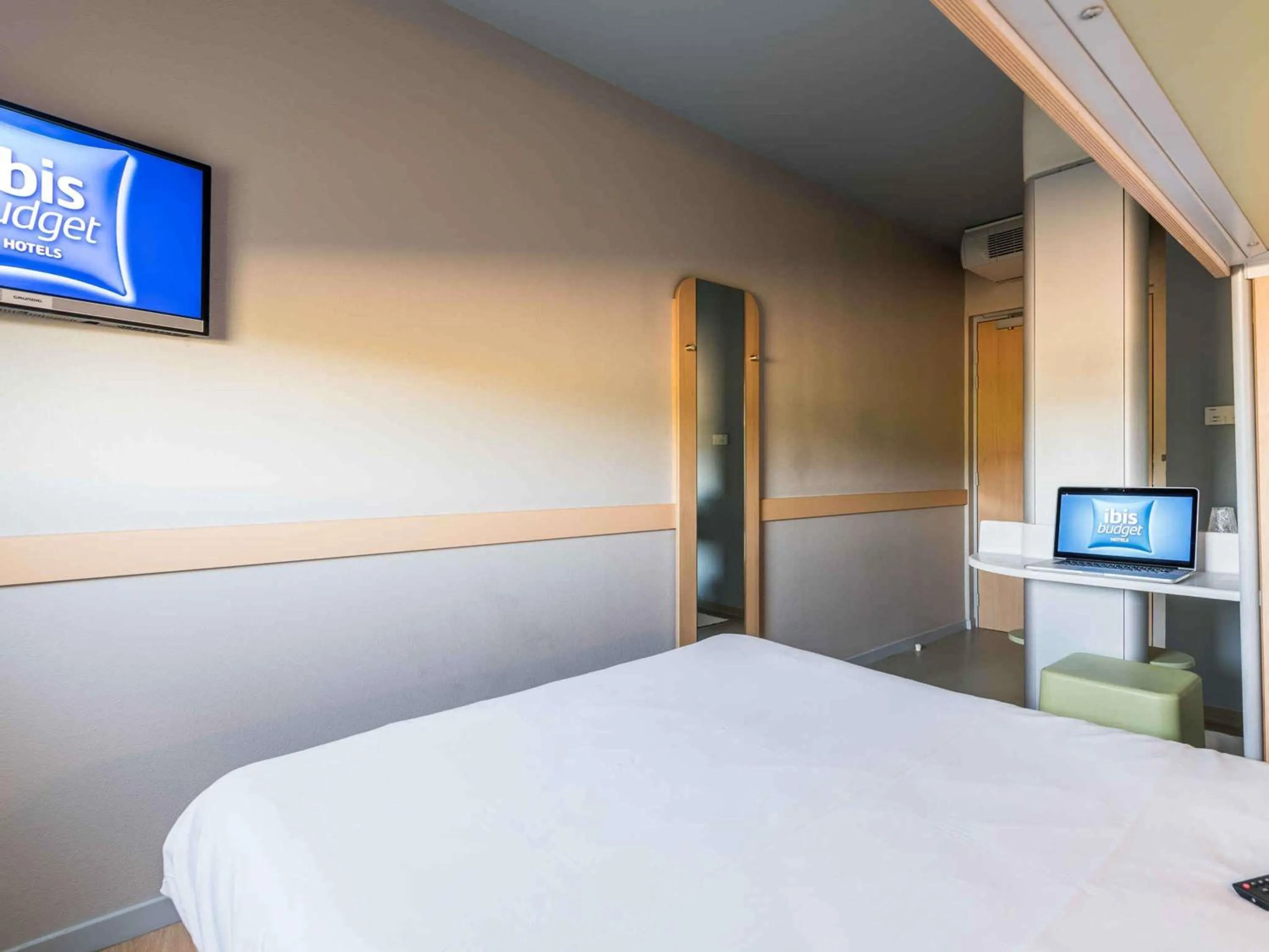 Bedroom, Bed in ibis budget Amberieu en Bugey/Chateau Gaillard A42