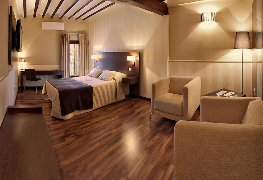 Photo of the whole room, Bed in Hotel Rural Plaza Mayor Chinchon