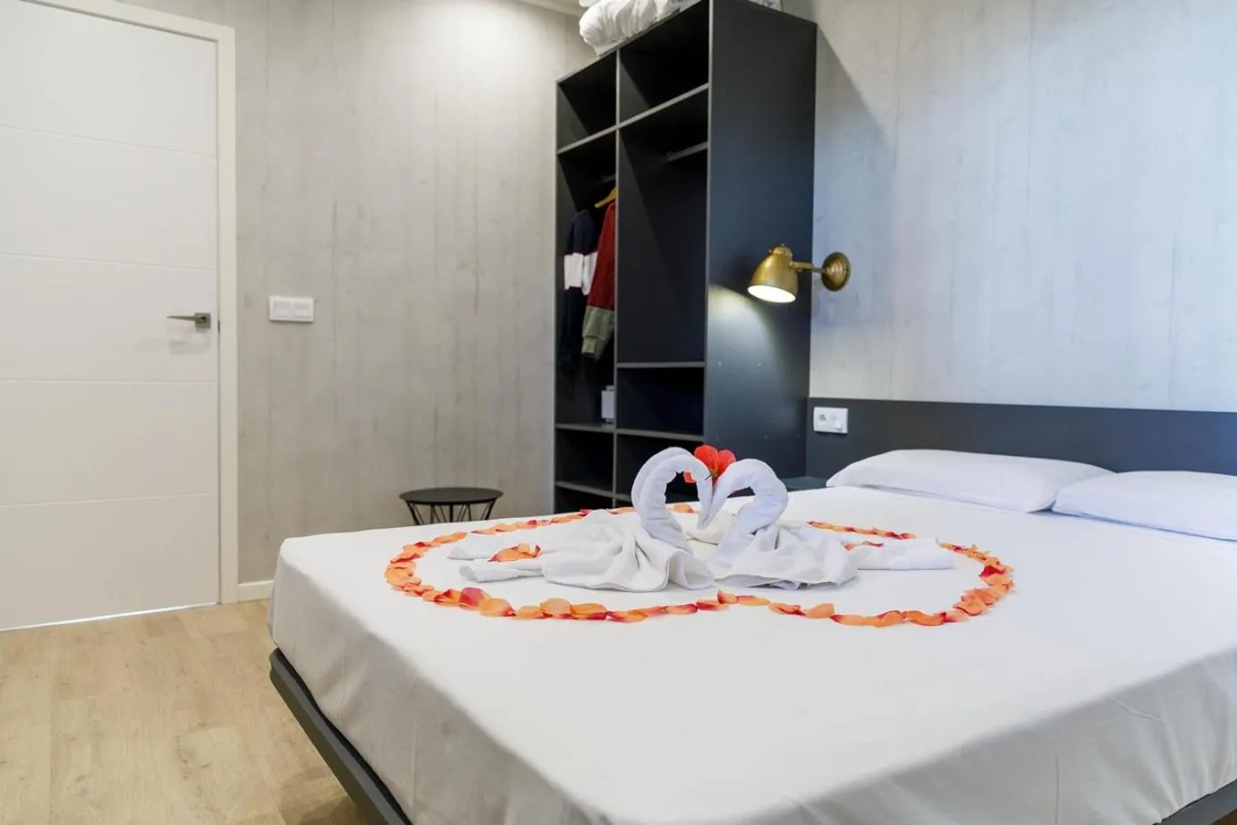 Bed in Hotel Selwo Lodge - Animal Park Tickets Included