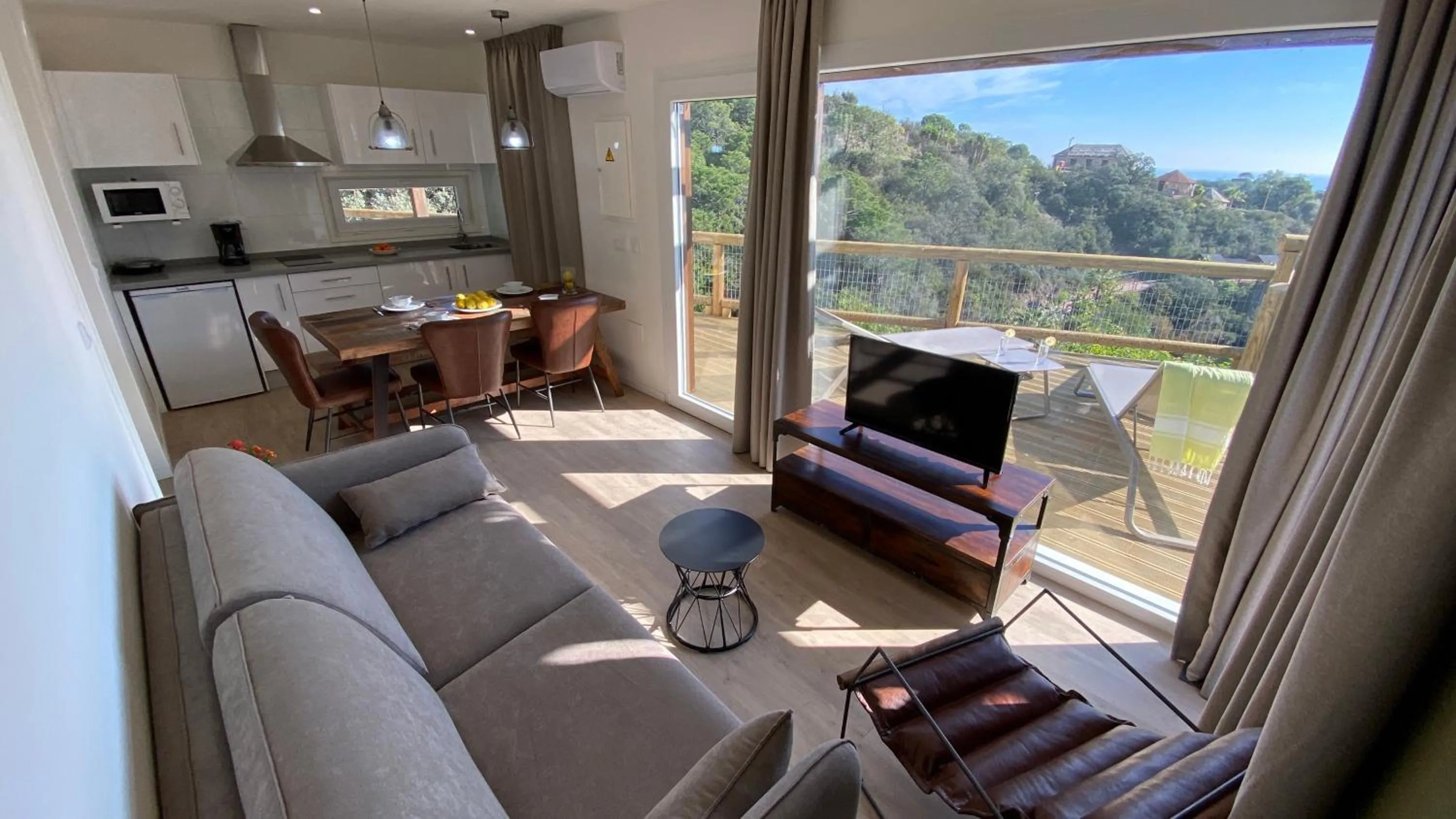 TV and multimedia in Hotel Selwo Lodge - Animal Park Tickets Included