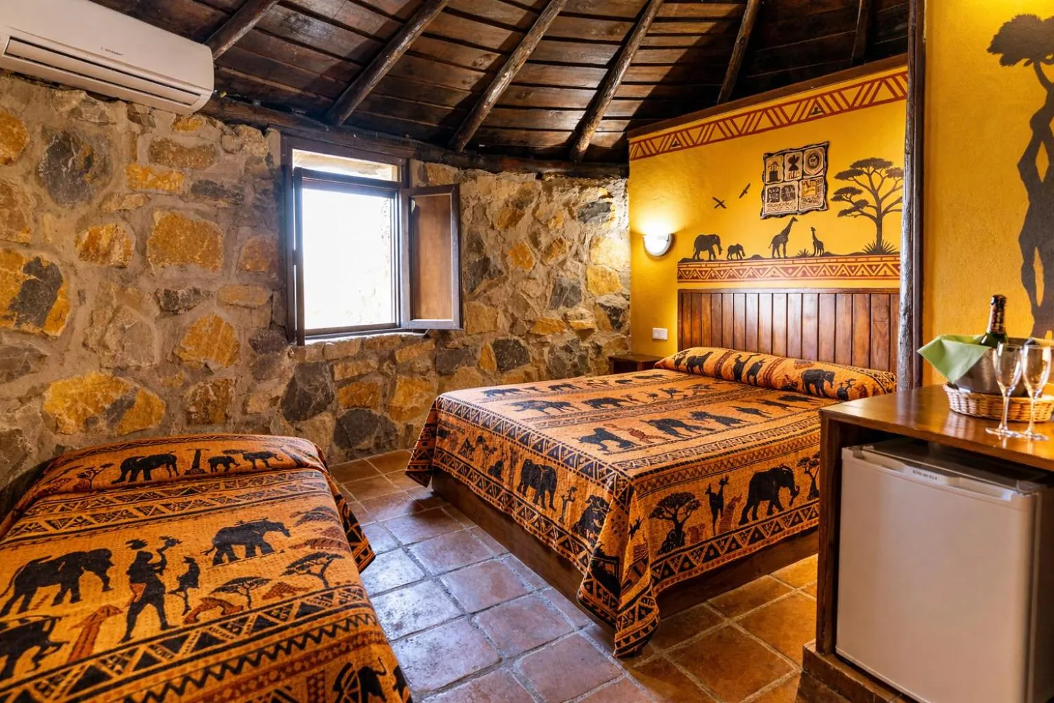 Bed in Hotel Selwo Lodge - Animal Park Tickets Included
