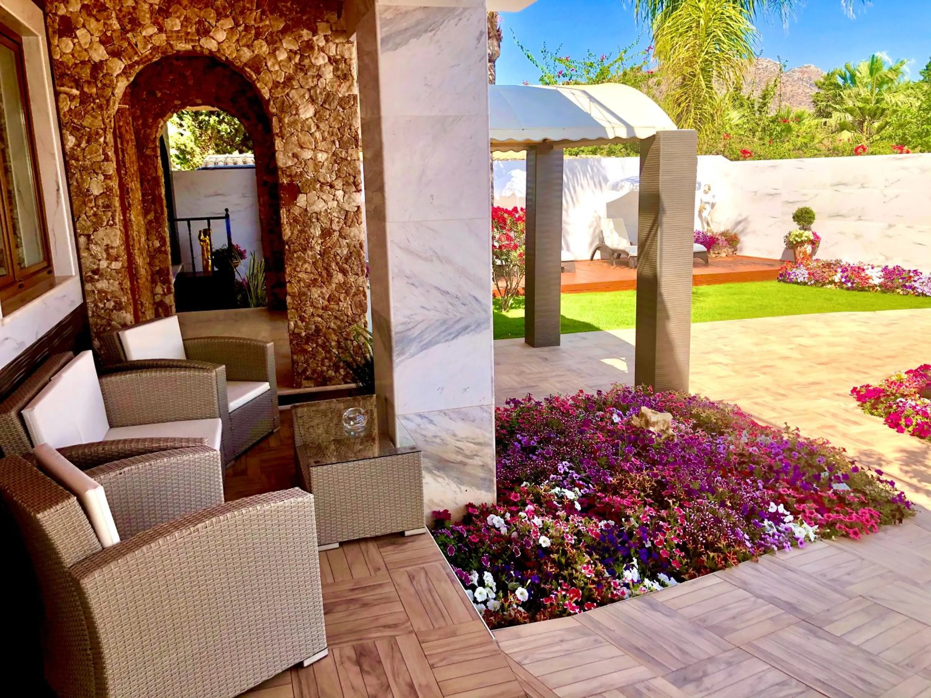 Garden in Paradice Hotel Luxury Suites-Near zorbas Beach-FREE Breakfast