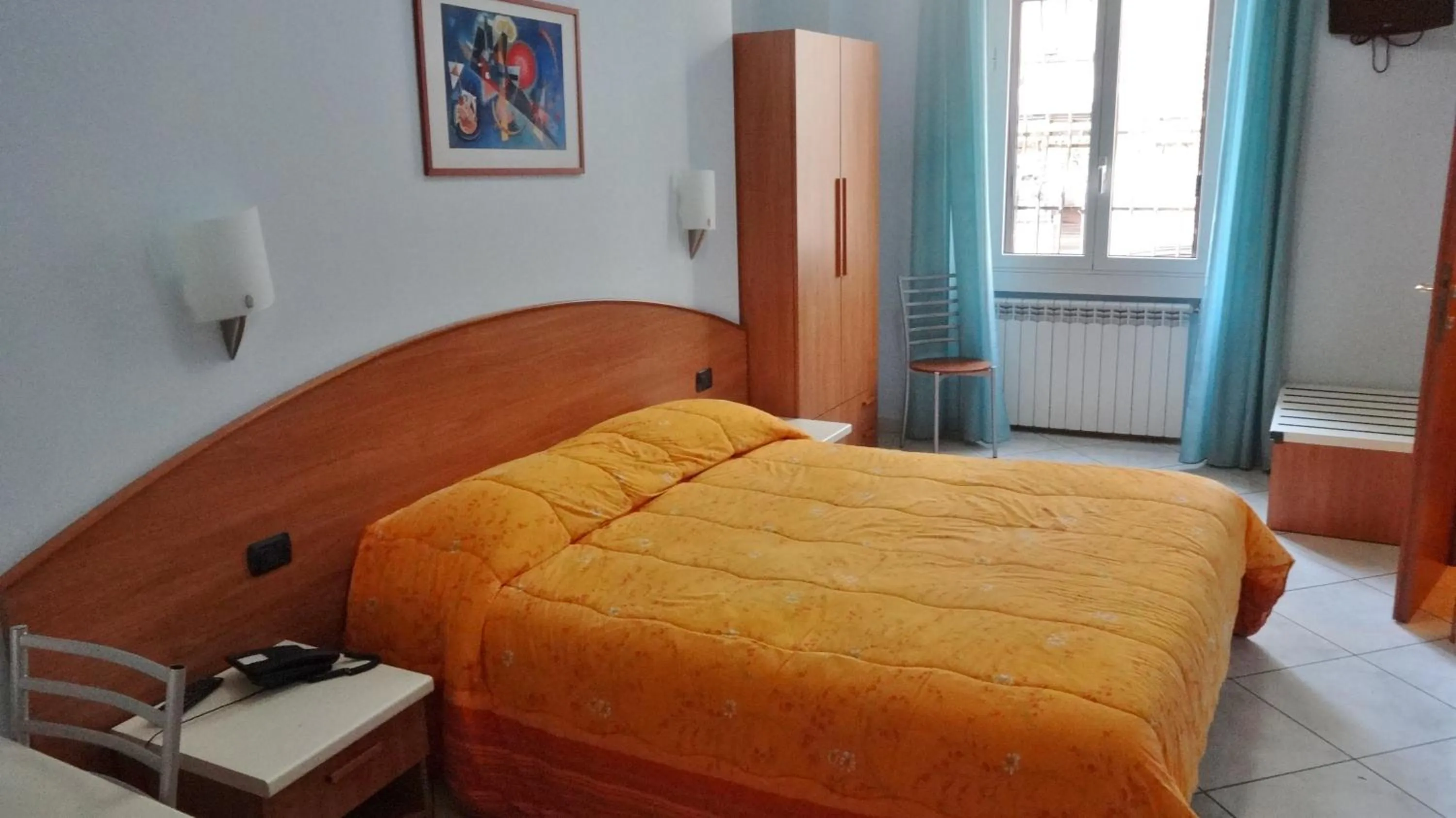 Photo of the whole room, Bed in Hotel2000