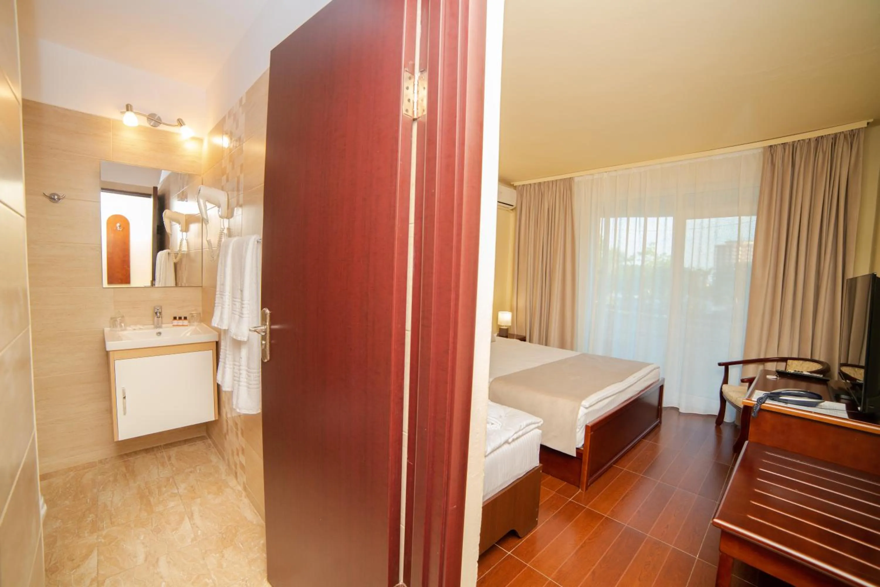 Bathroom, Bed in Hotel Corina