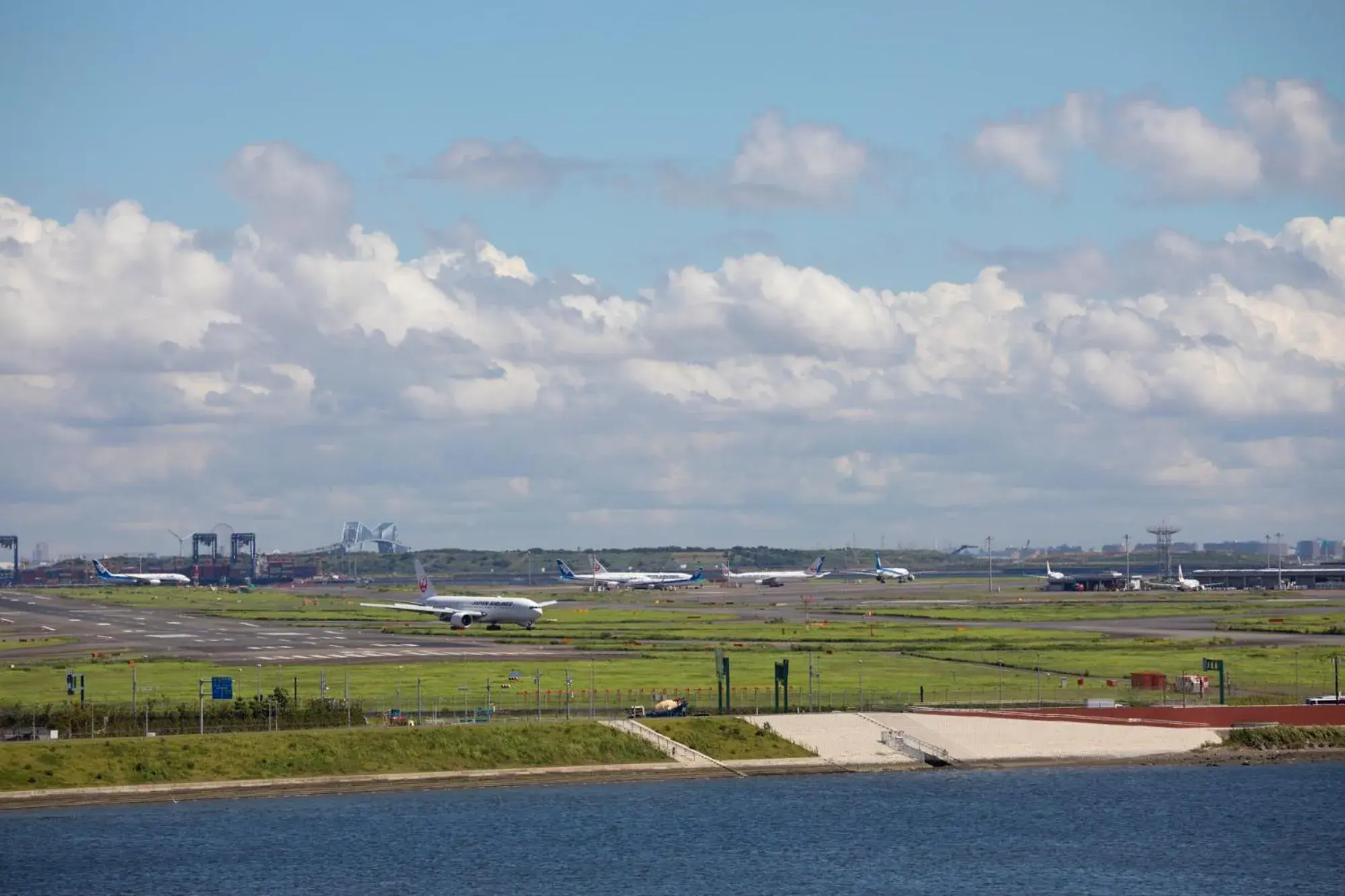 Standard Twin Room with Airport and River View in Kawasaki King Skyfront Tokyu REI Hotel Standard Twin Room with Airport and River View in Kawasaki King Skyfront Tokyu REI Hotel