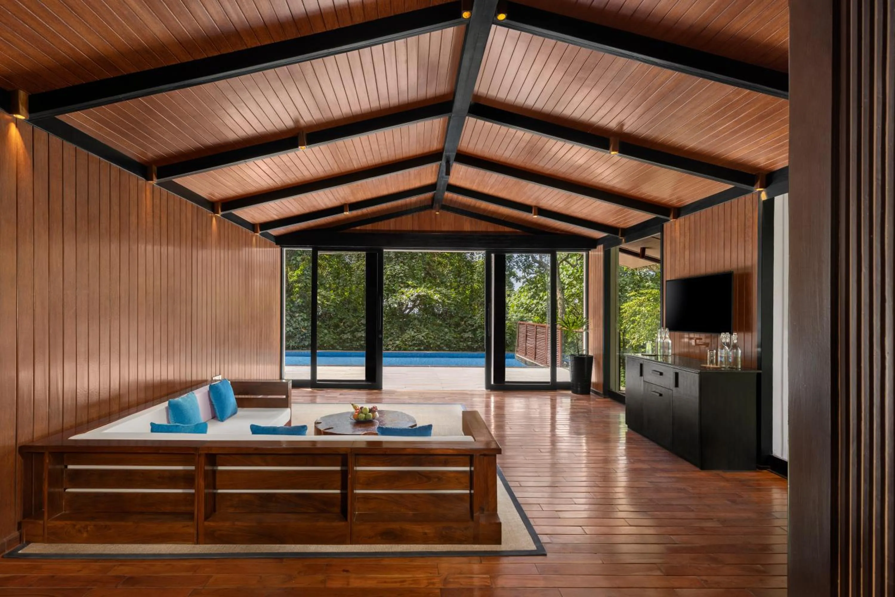 TV and multimedia, Bed in Taj Exotica Resort & Spa, Andamans