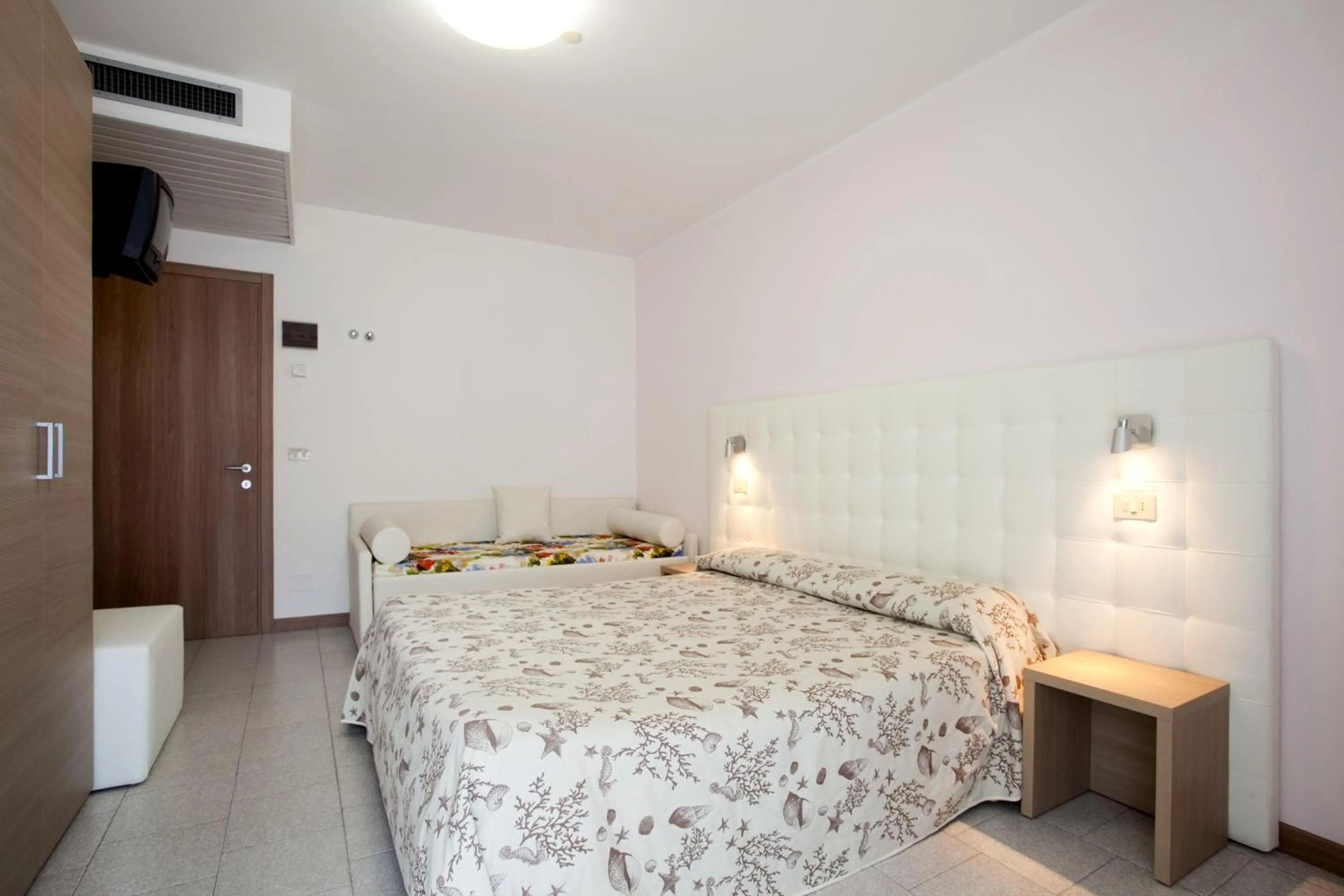 Photo of the whole room, Bed in Hotel Columbia & Ninfea