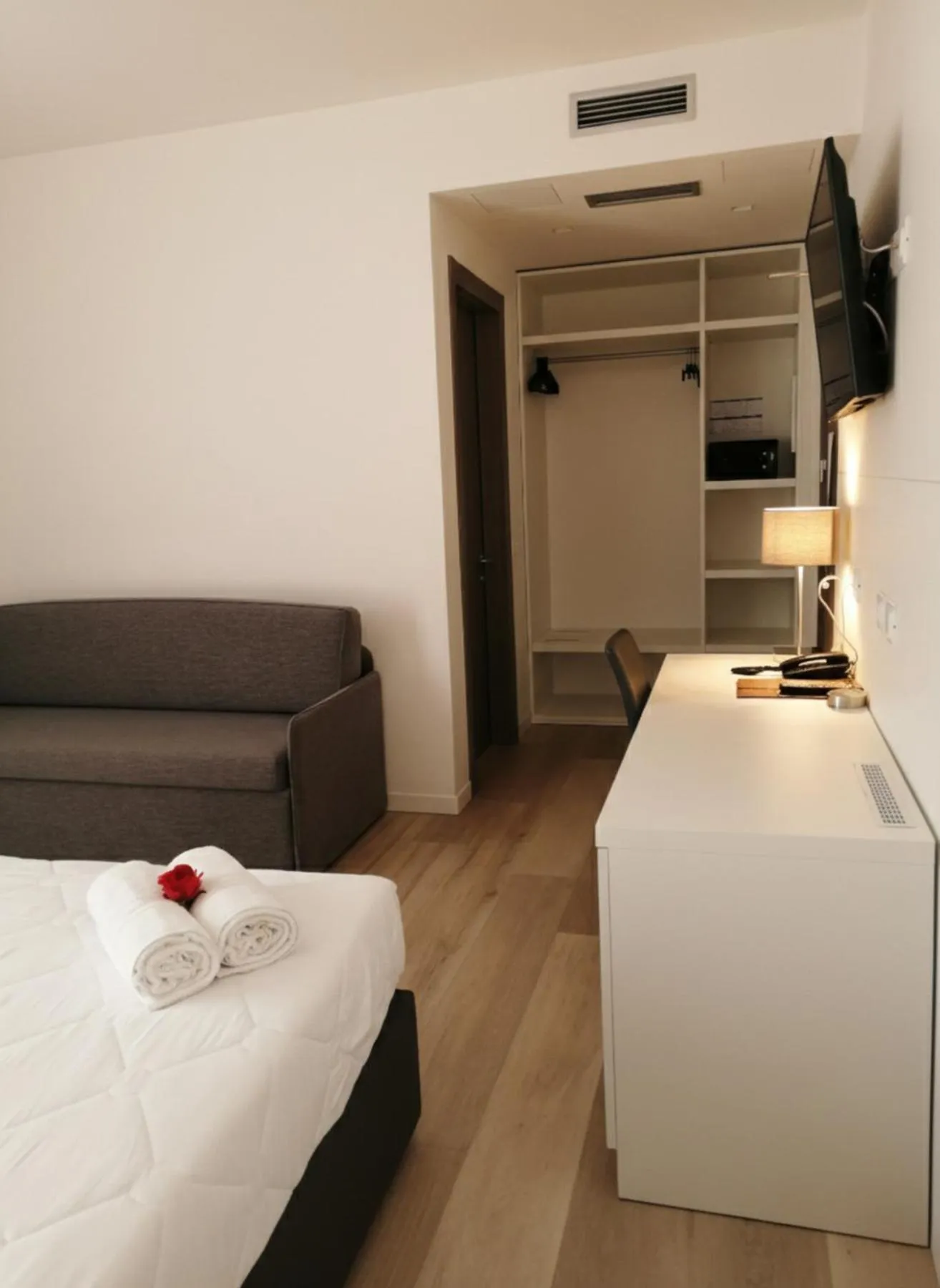 wardrobe, Bed in Hotel Columbia & Ninfea