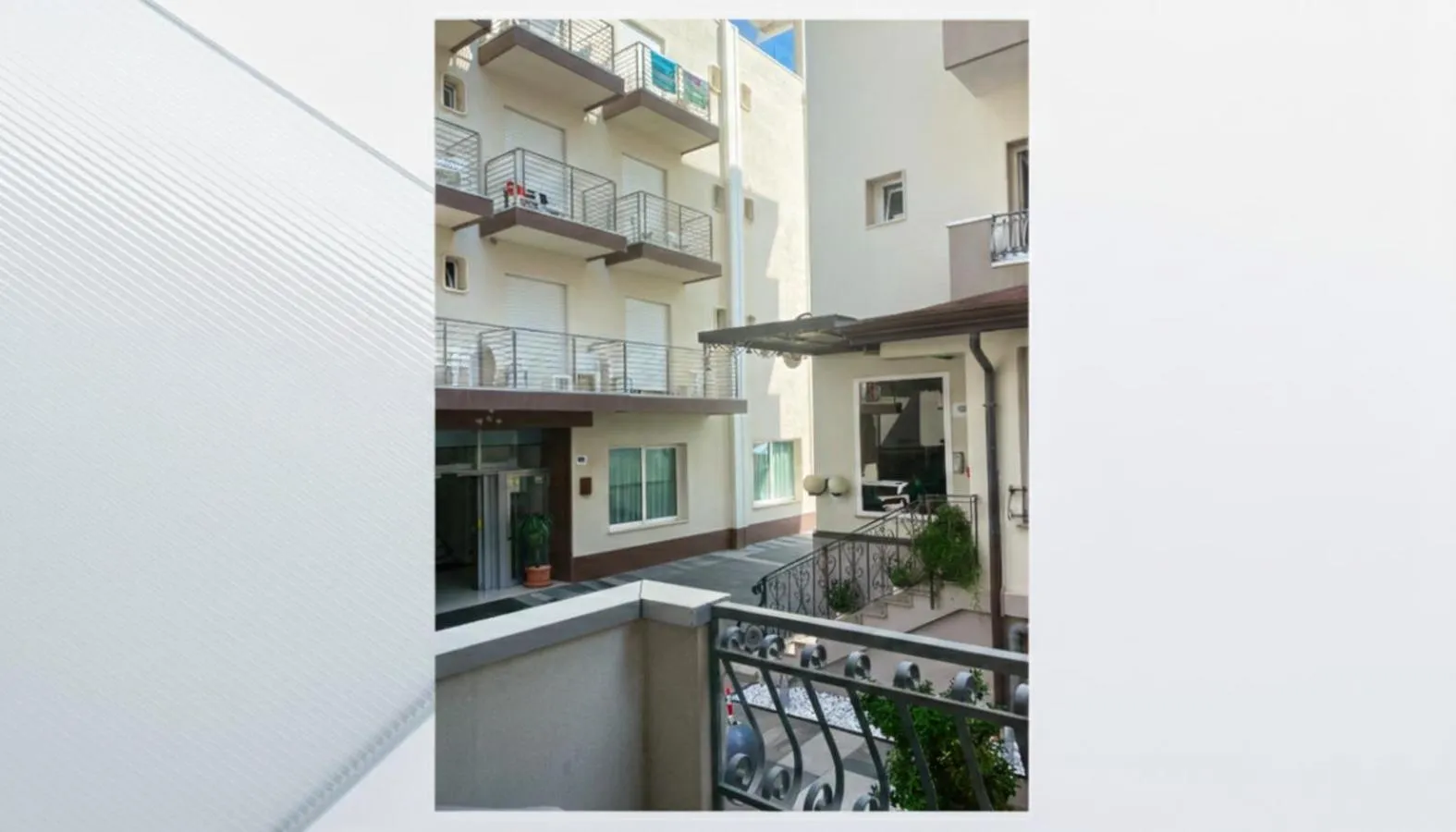 Inner courtyard view in Hotel Columbia & Ninfea