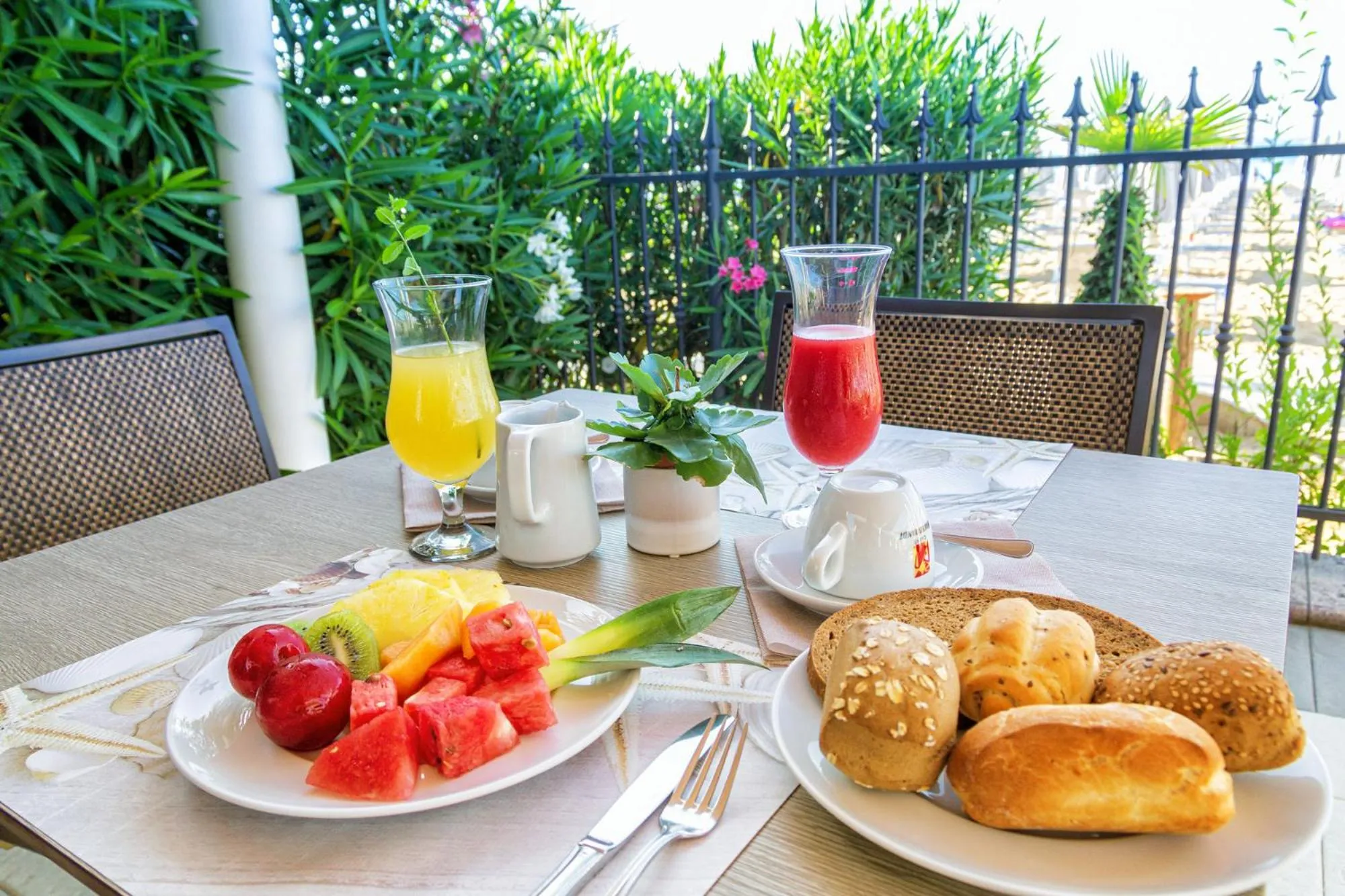 Restaurant/places to eat in Hotel Columbia & Ninfea