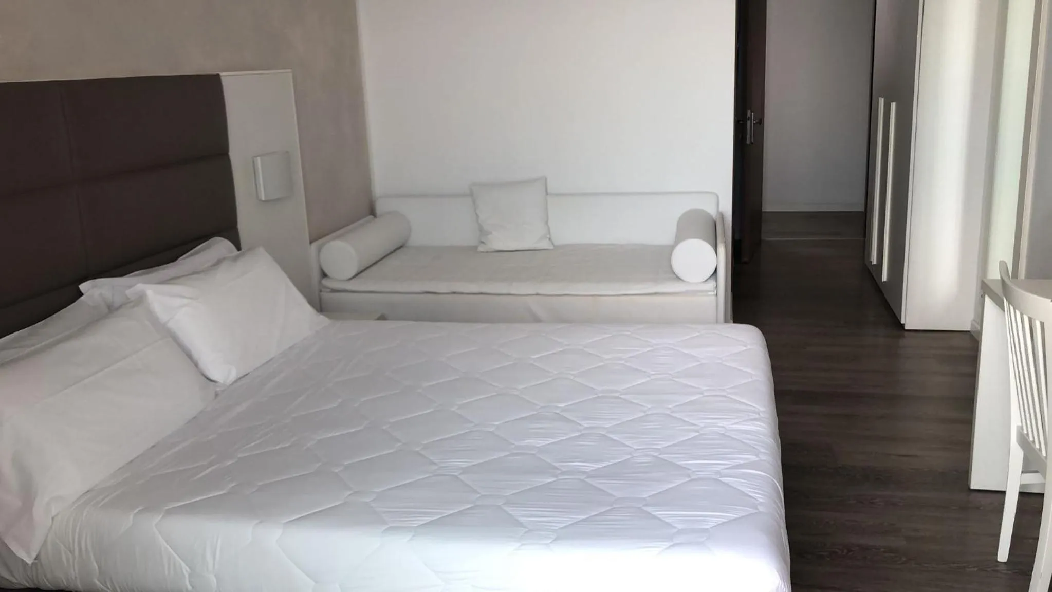 Bedroom, Bed in Hotel Columbia & Ninfea