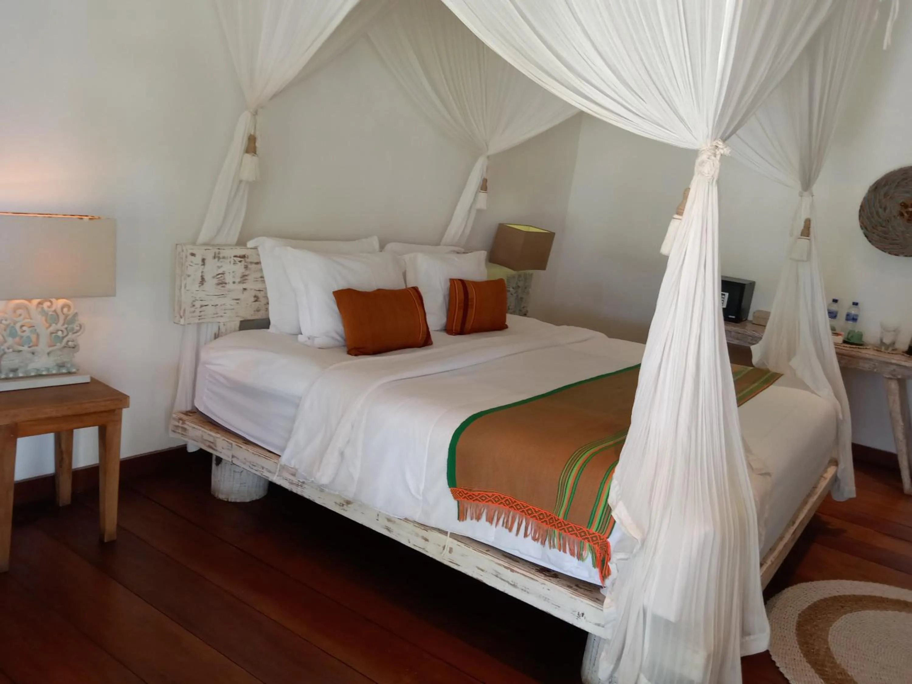 Bed in Rua Beach Resort Sumba
