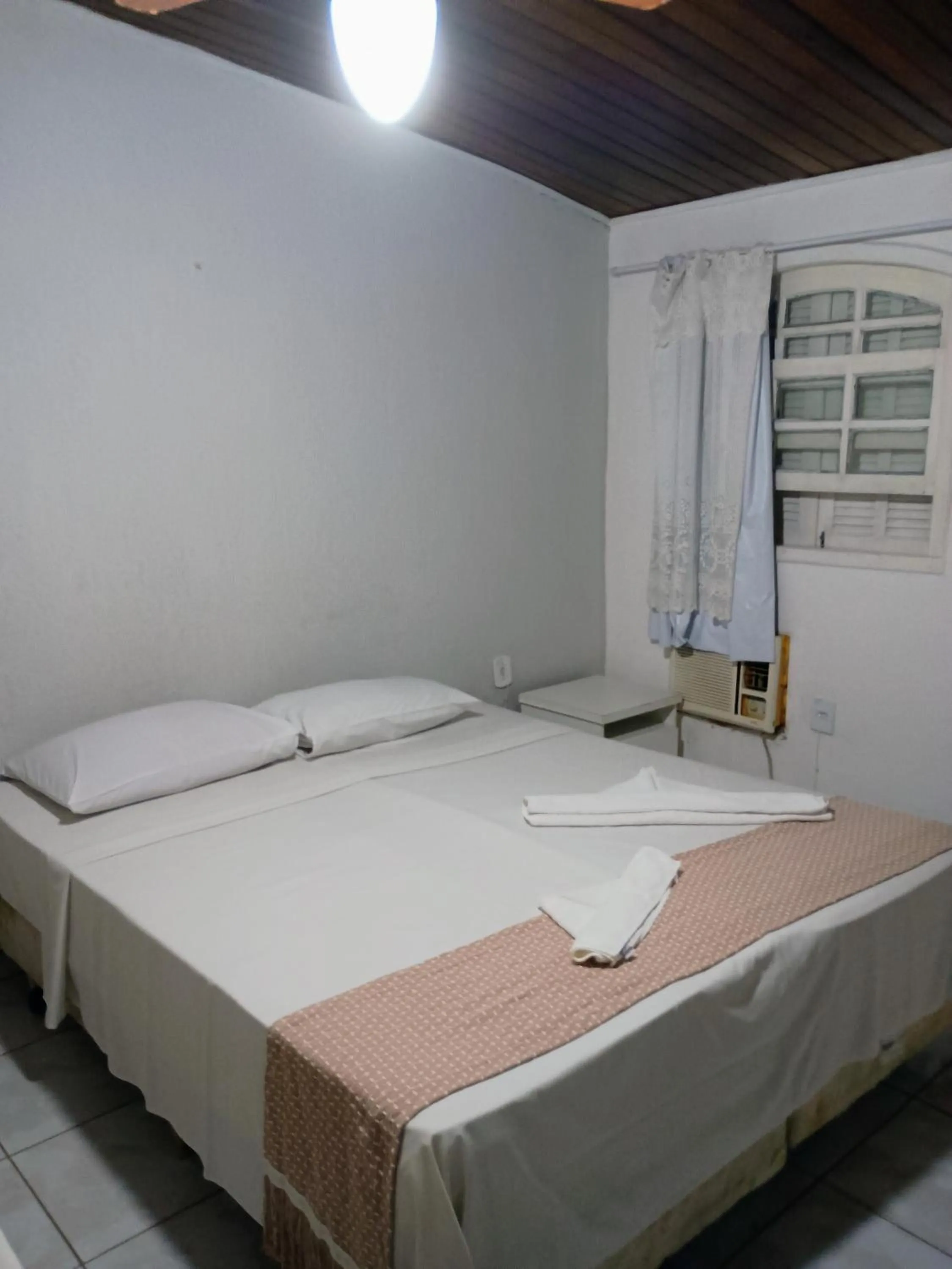 Photo of the whole room in OYO Pousada Recanto Shangrilá, Cabo Frio