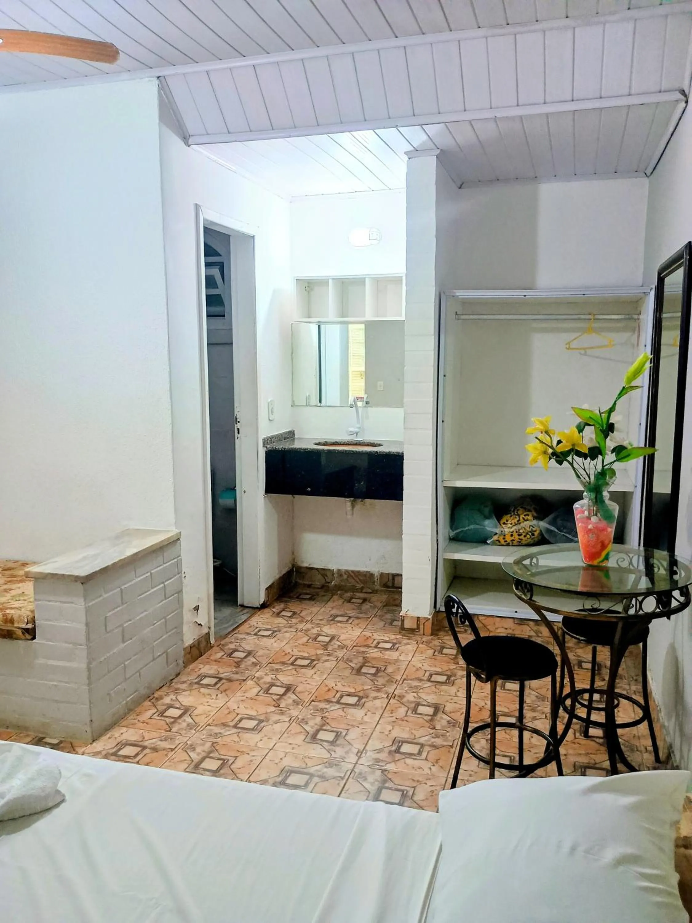 Photo of the whole room in OYO Pousada Recanto Shangrilá, Cabo Frio