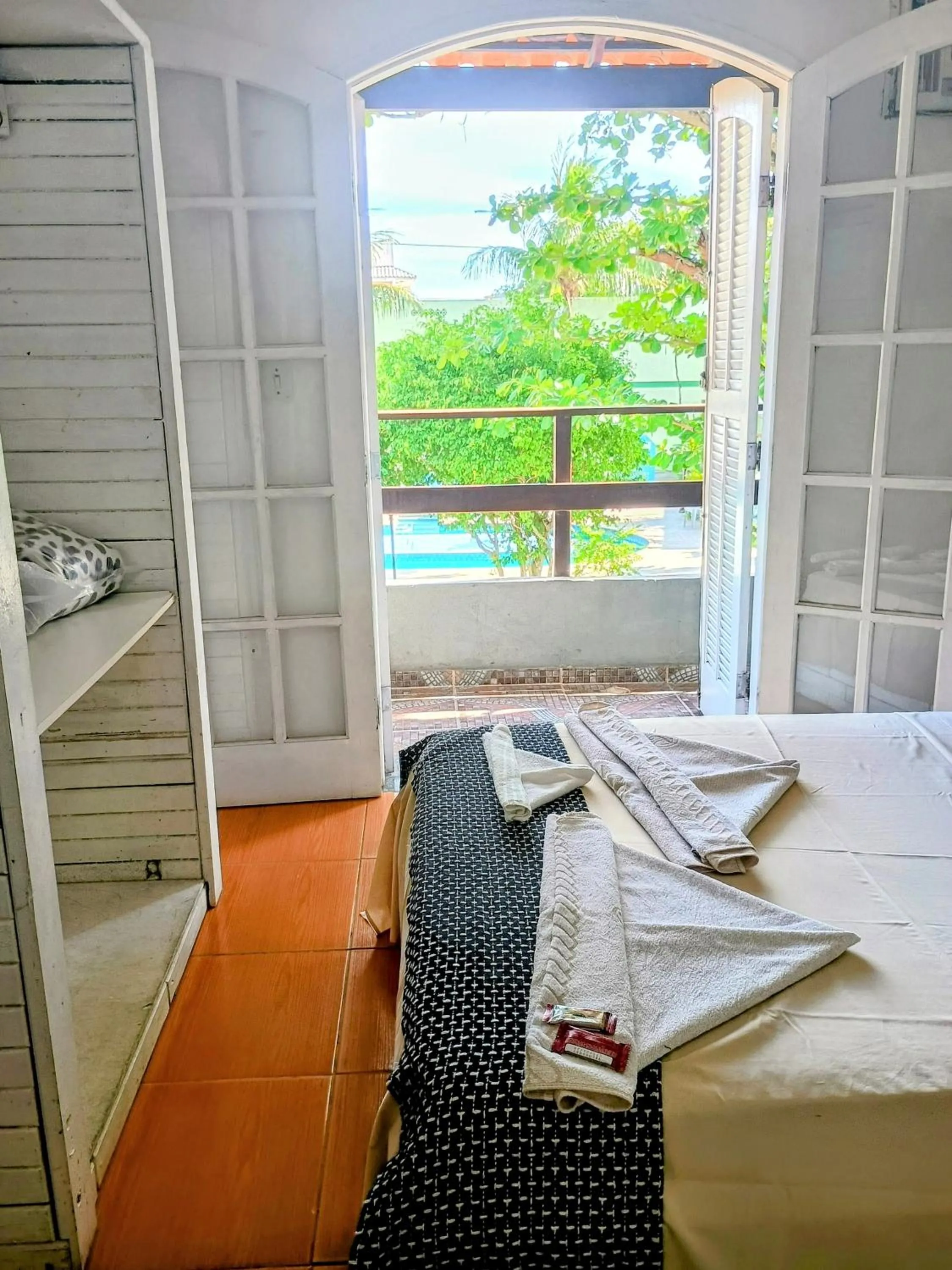 Photo of the whole room in OYO Pousada Recanto Shangrilá, Cabo Frio