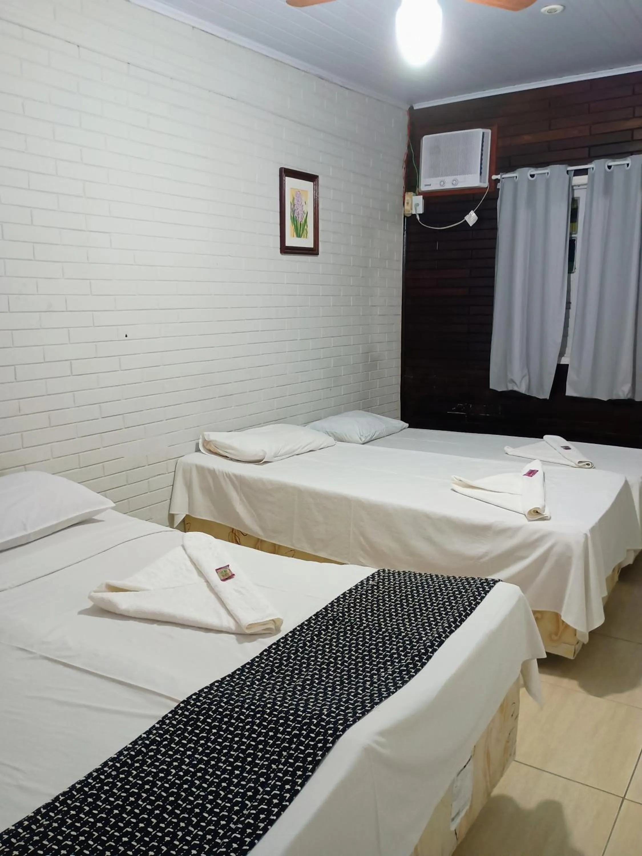 Photo of the whole room in OYO Pousada Recanto Shangrilá, Cabo Frio