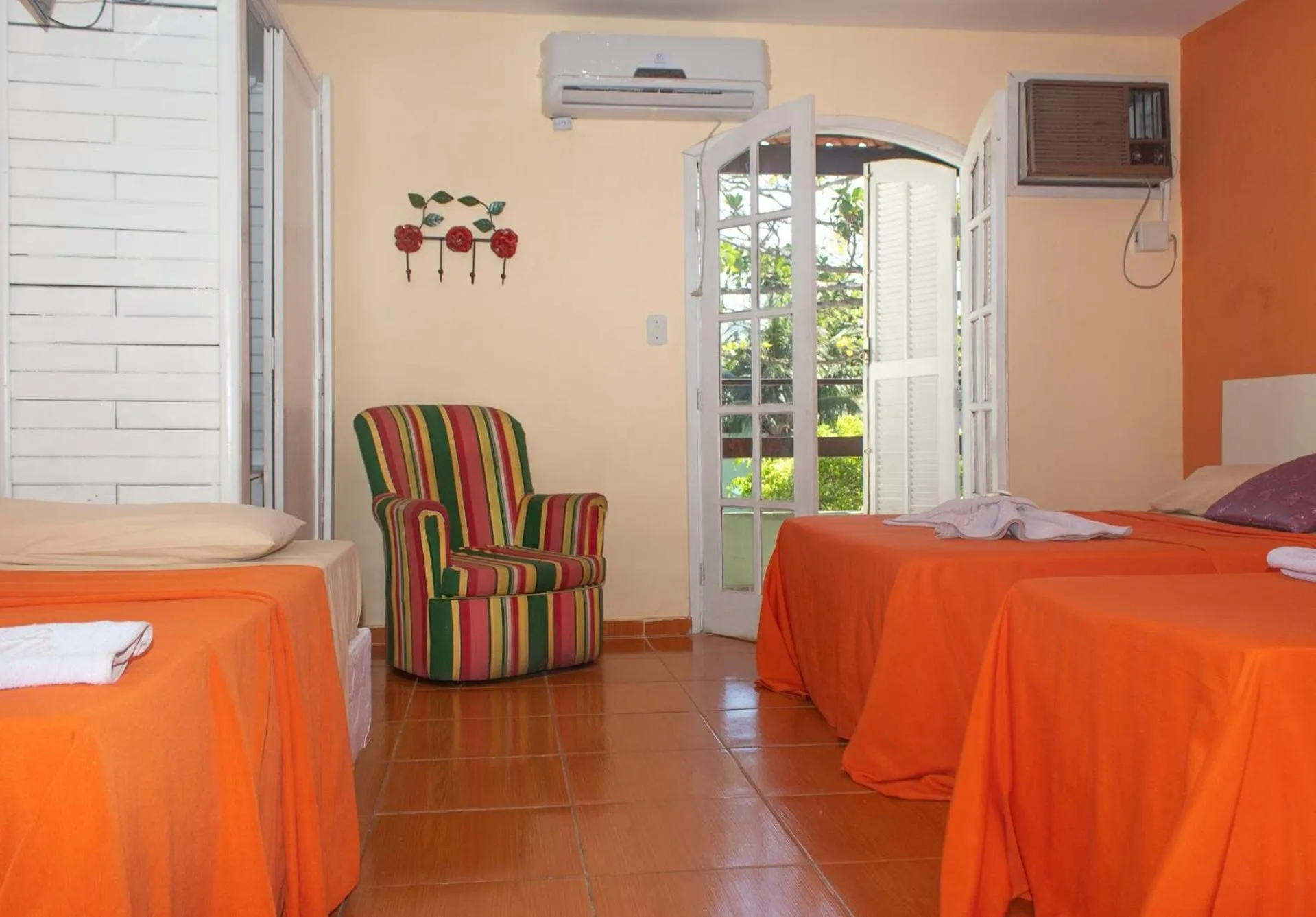 Photo of the whole room in OYO Pousada Recanto Shangrilá, Cabo Frio