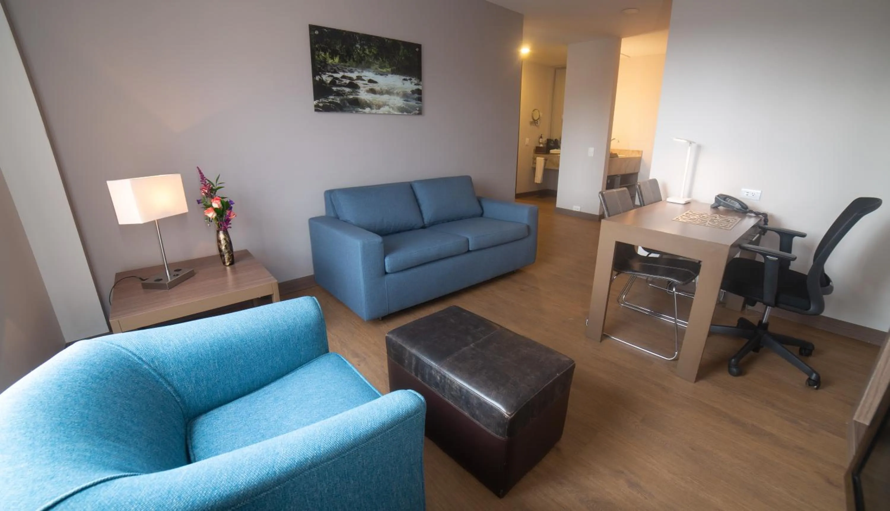 Living room in Embassy Suites by Hilton Bogotá - Rosales