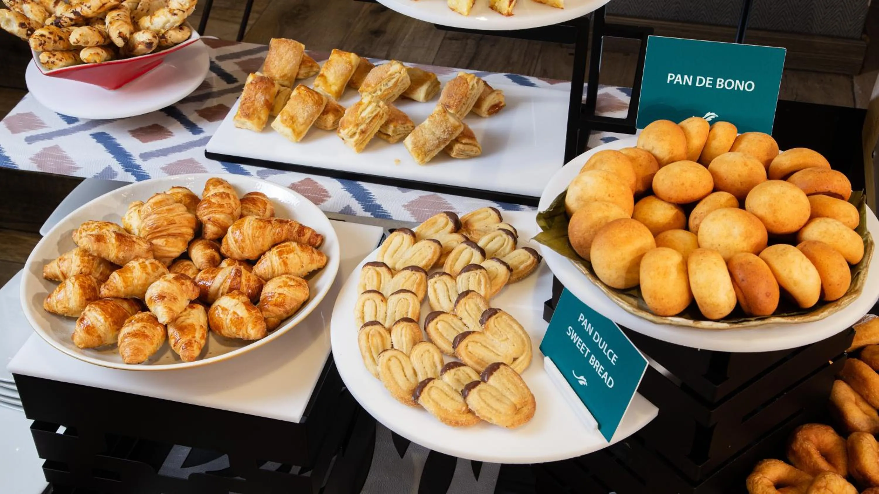 Buffet breakfast in Embassy Suites by Hilton Bogotá - Rosales