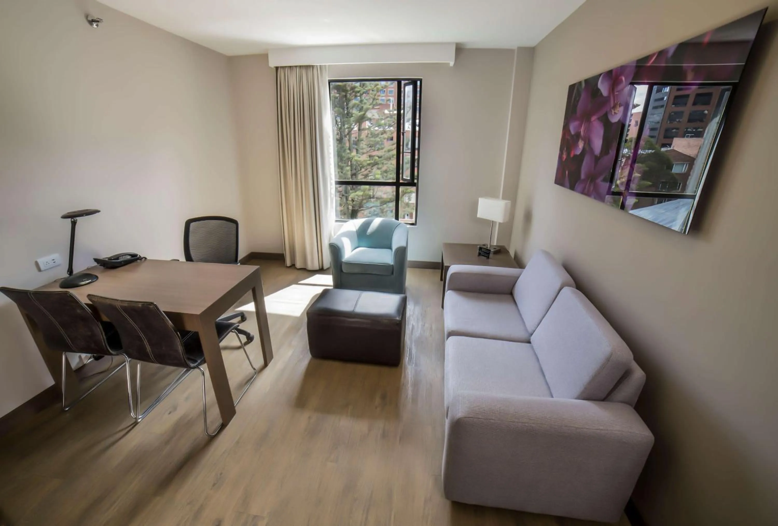 Living room in Embassy Suites by Hilton Bogotá - Rosales