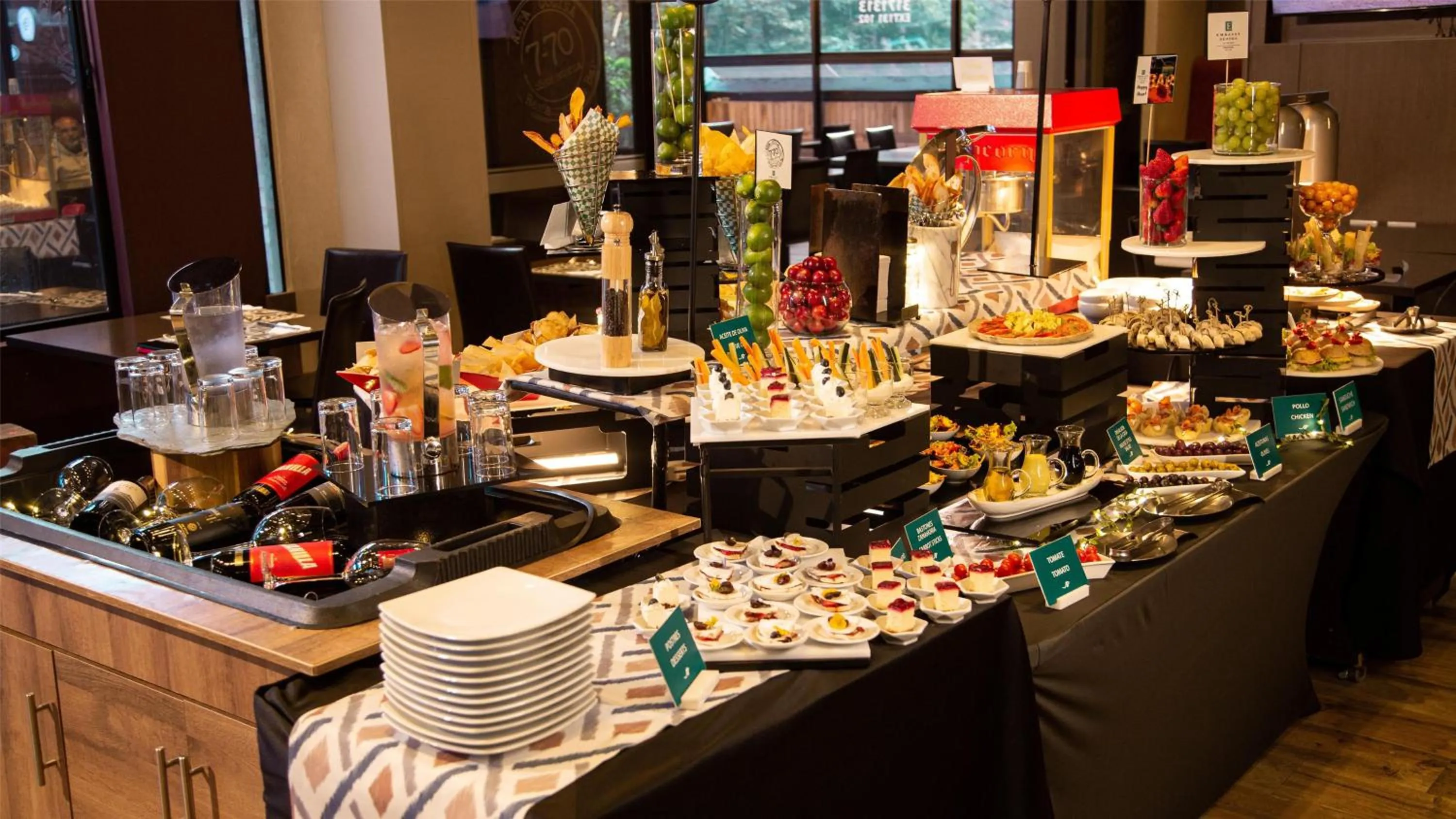 Dining area in Embassy Suites by Hilton Bogotá - Rosales